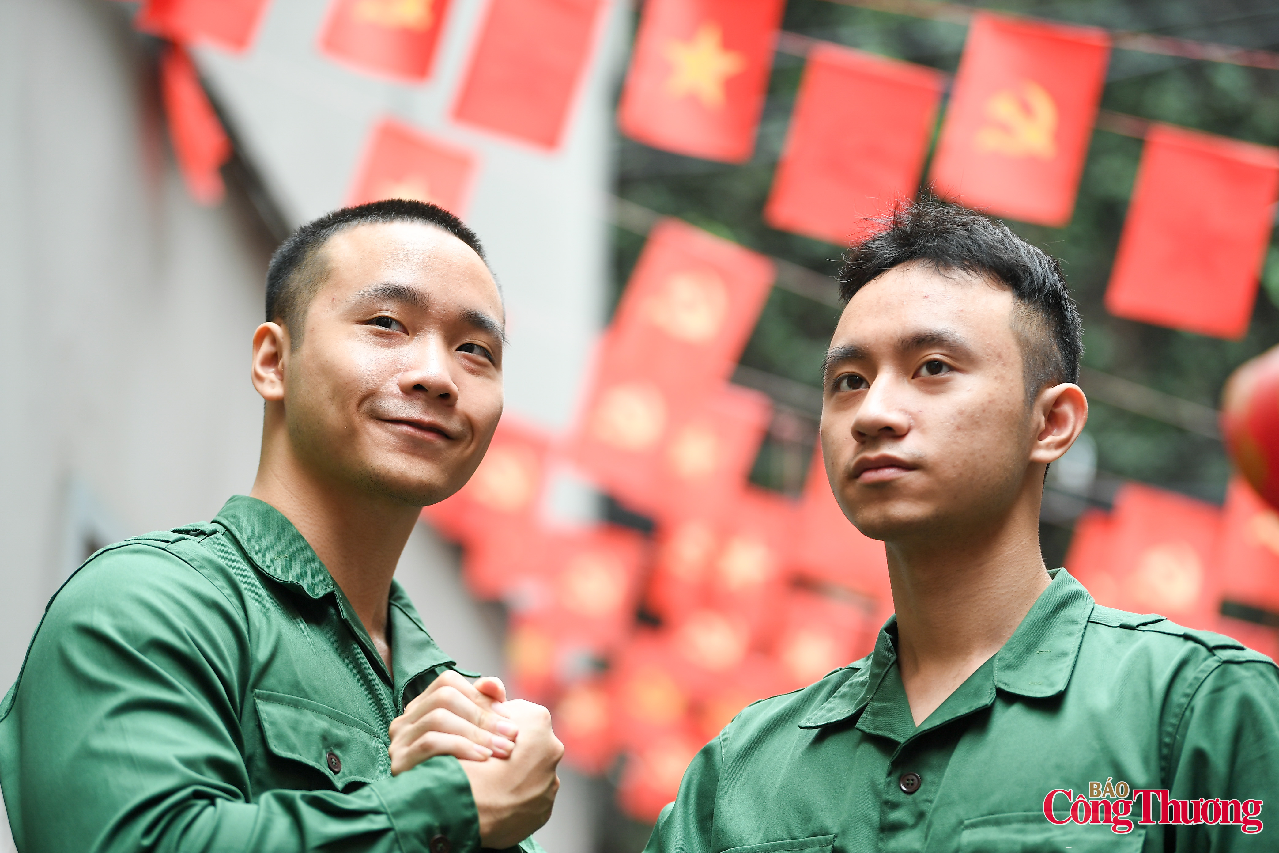 Tạm rời ghế nhà trường, anh em ruột tình nguyện lên đường nhập ngũ