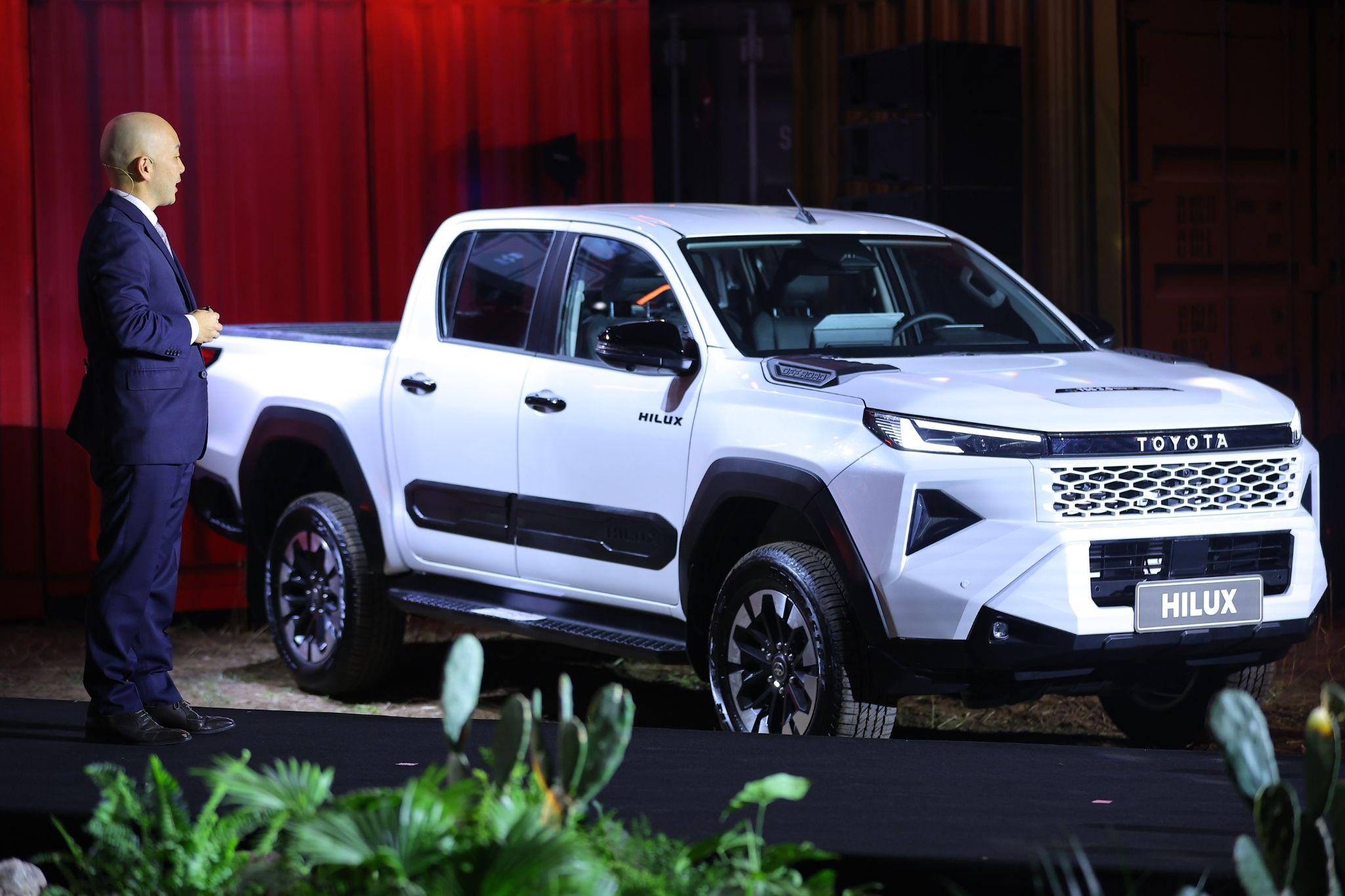 Toyota Hilux thế hệ mới gây bất ngờ, vượt lên dẫn đầu doanh số