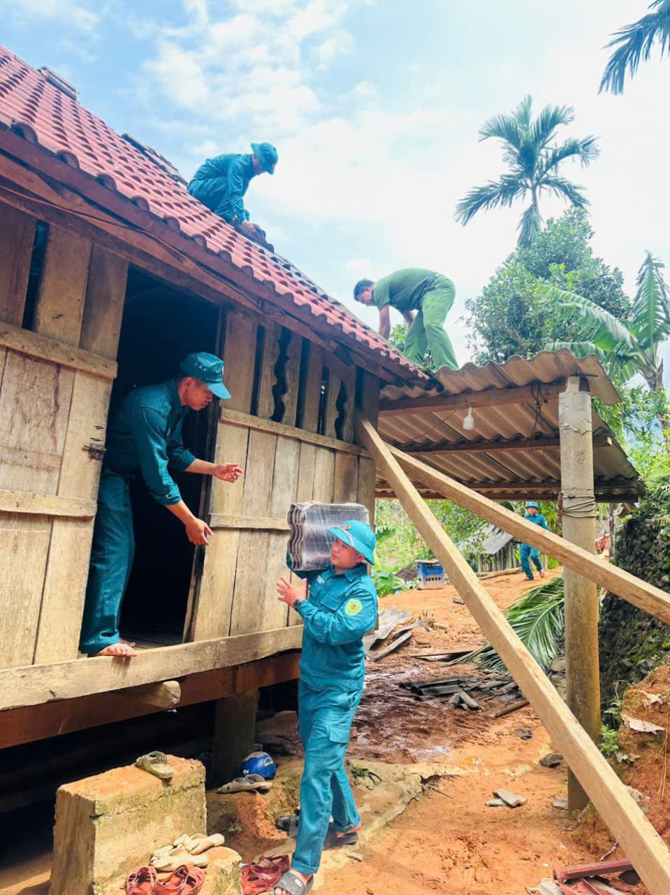 Quảng Ngãi: Khẩn trương khắc phục thiệt hại do lốc xoáy 