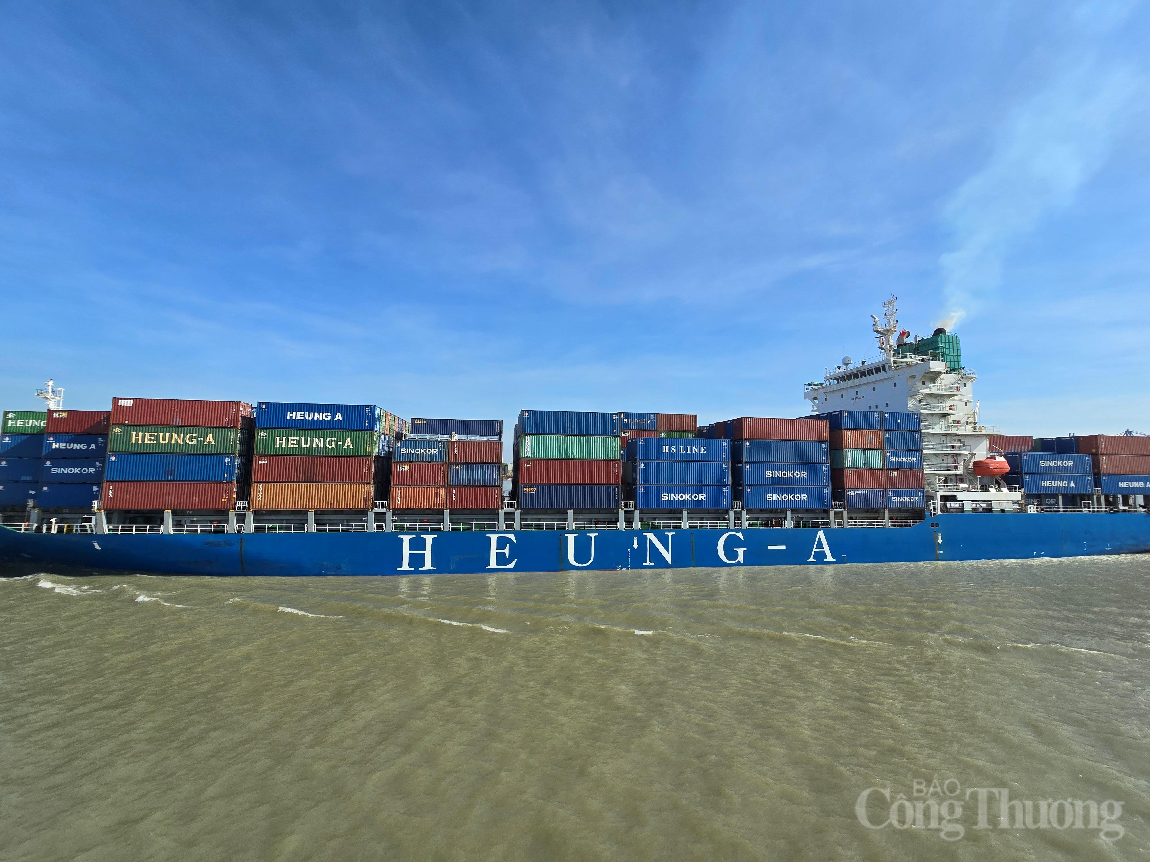 Doanh nghiệp cần chủ động phân tán rủi ro thị trường bằng cách chuyển một phần đơn hàng sang các thị trường đã có FTA với Việt Nam. Ảnh: Thu Hường