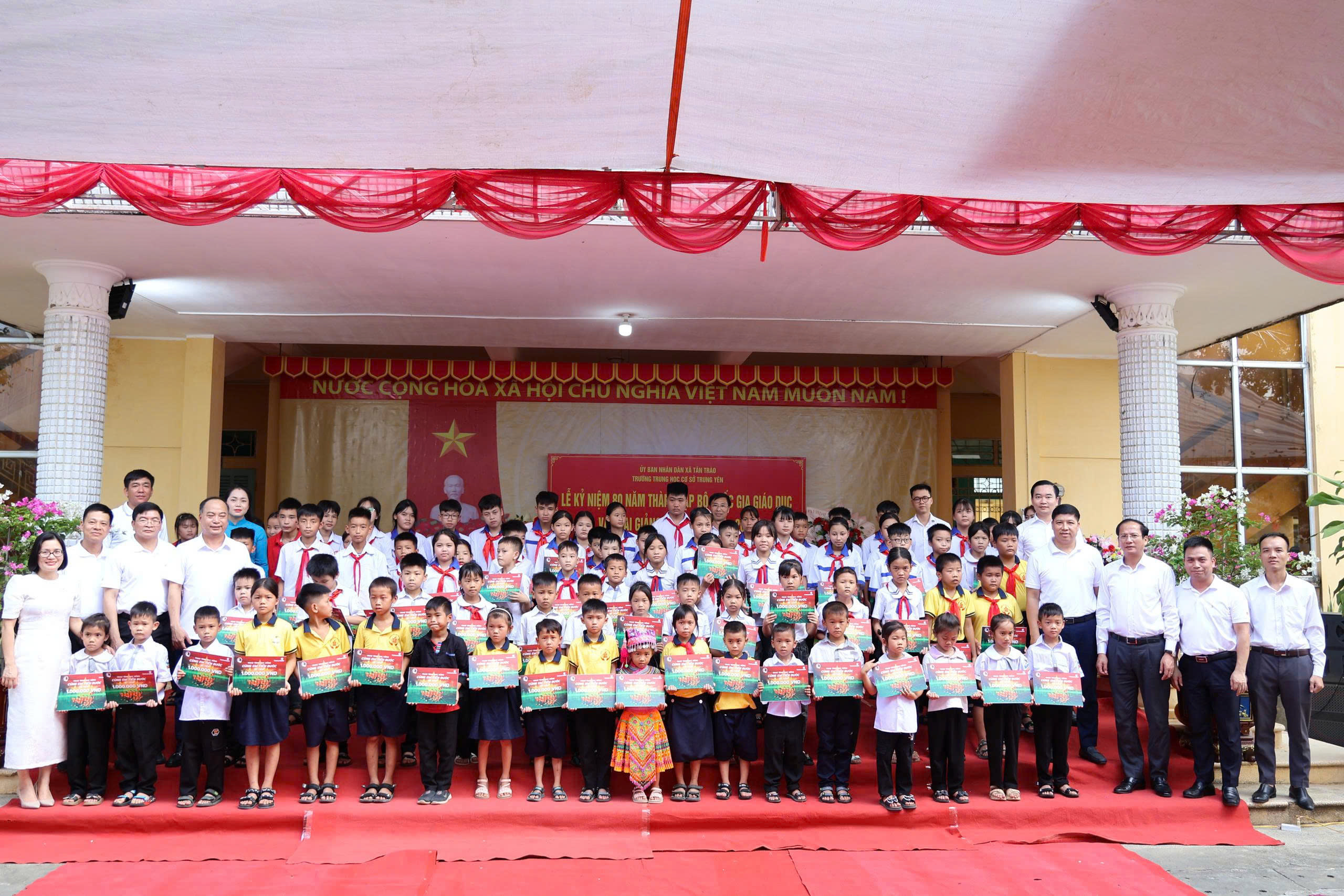 Vietcombank trao 8.000 suất học bổng đến học sinh có hoàn cảnh khó khăn nhân dịp năm học mới 2025.