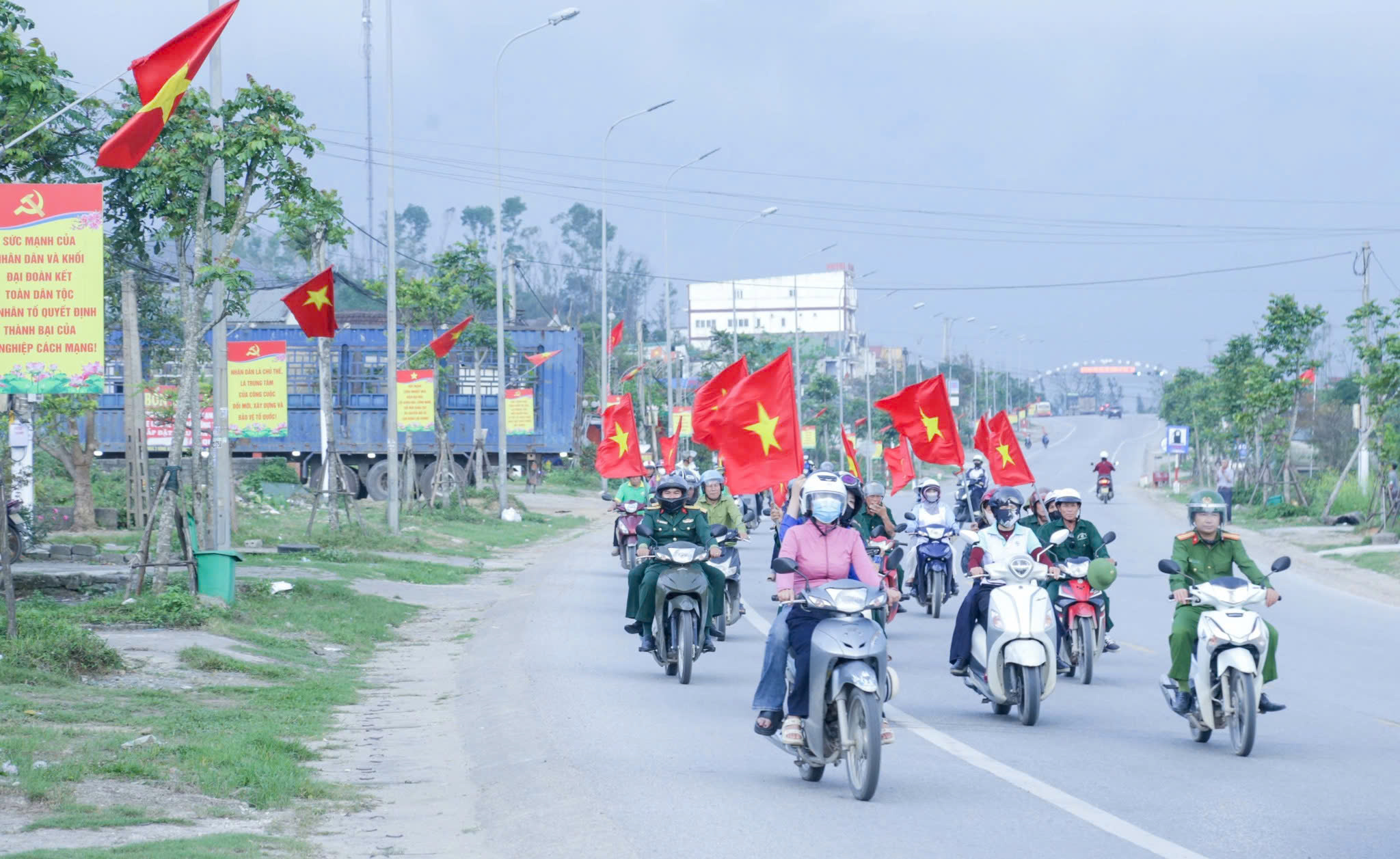 Những chuyến xe tuyên truyền lưu động đưa 'lá phiếu' đến gần cử tri
