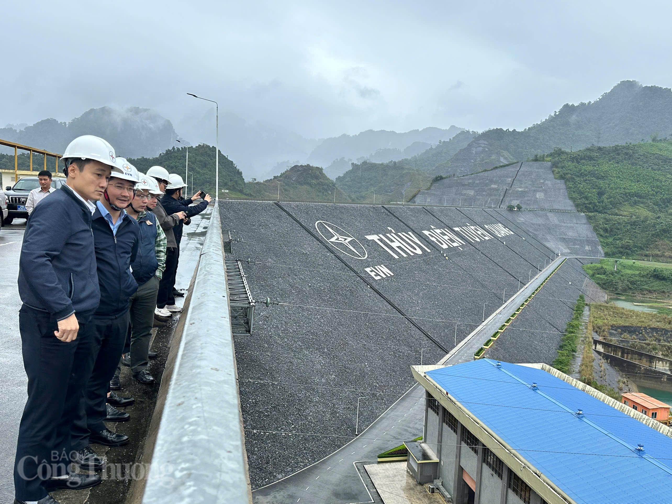 Đoàn công tác đã kiểm tra hiện trường đập thuỷ điện và tiến độ khắc phục tuyến công trình tràn (hạ lưu đập).