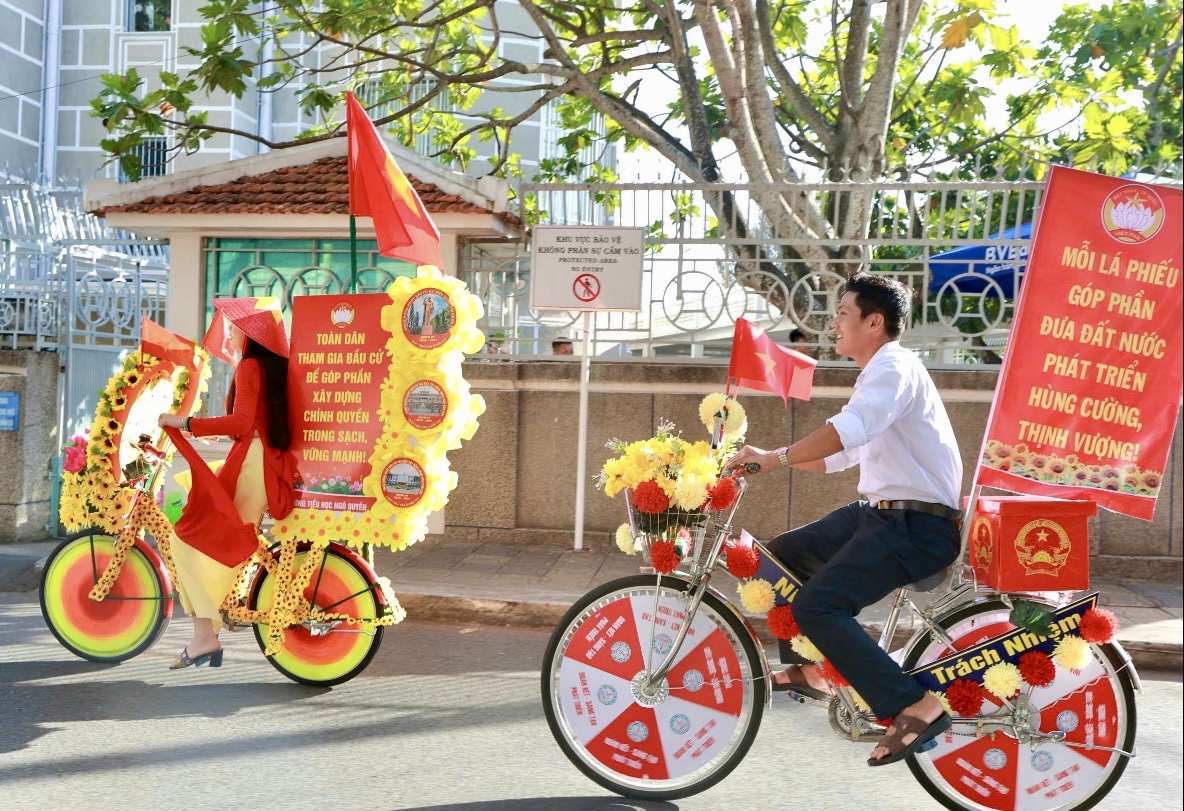 Đường phố Cần Thơ rực rỡ cờ hoa trước ngày hội non sông