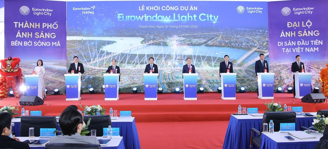 Ông Nguyễn Doãn Anh, Bí thư Tỉnh ủy Thanh Hóa cùng các đại biểu thực hiện nghi lễ khởi công. Ảnh: Minh Hiếu