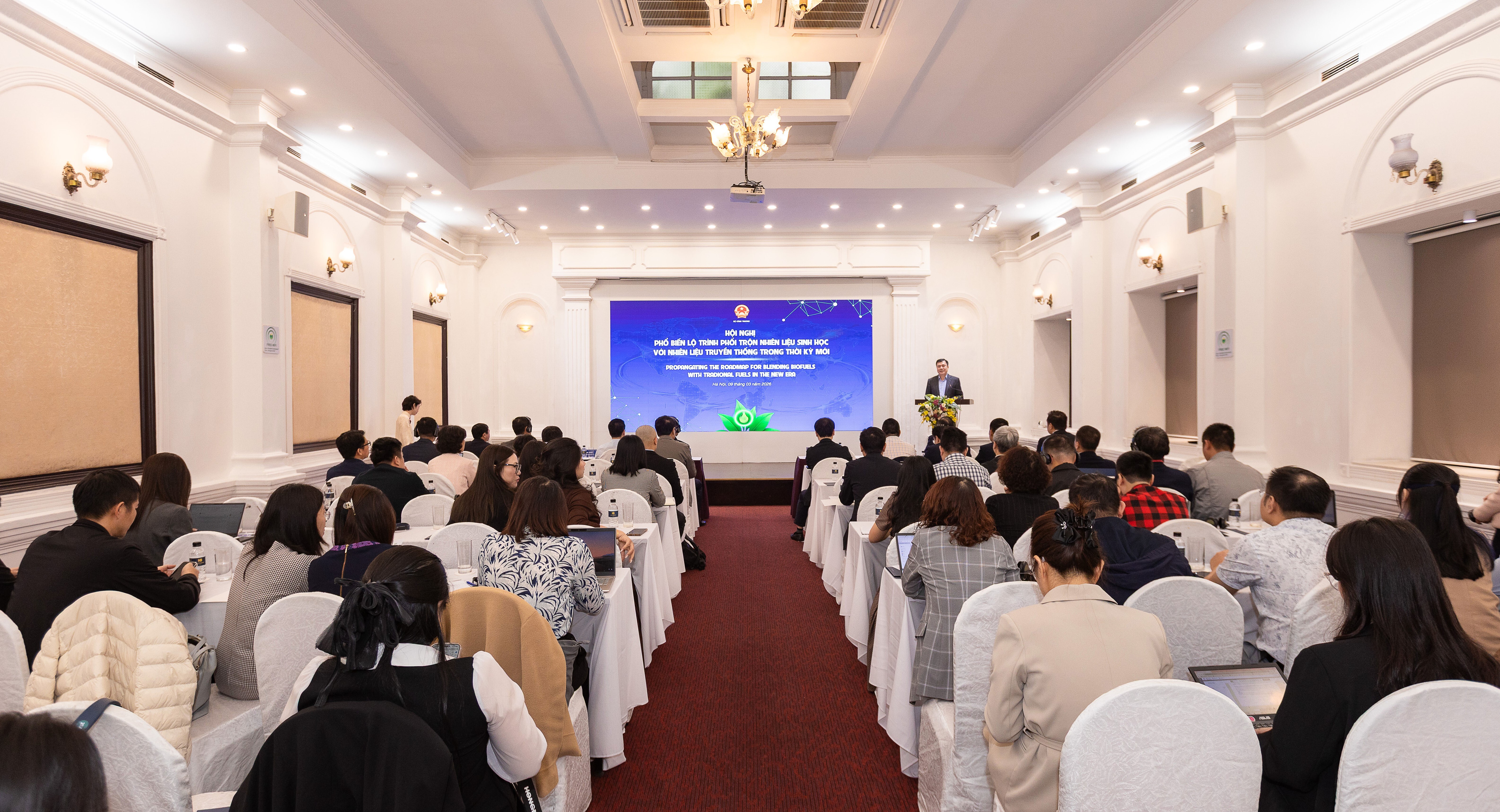 Hội nghị phổ biến lộ tr&igrave;nh phối trộn nhi&ecirc;n liệu sinh học với nhi&ecirc;n liệu truyền thống trong thời kỳ mới.