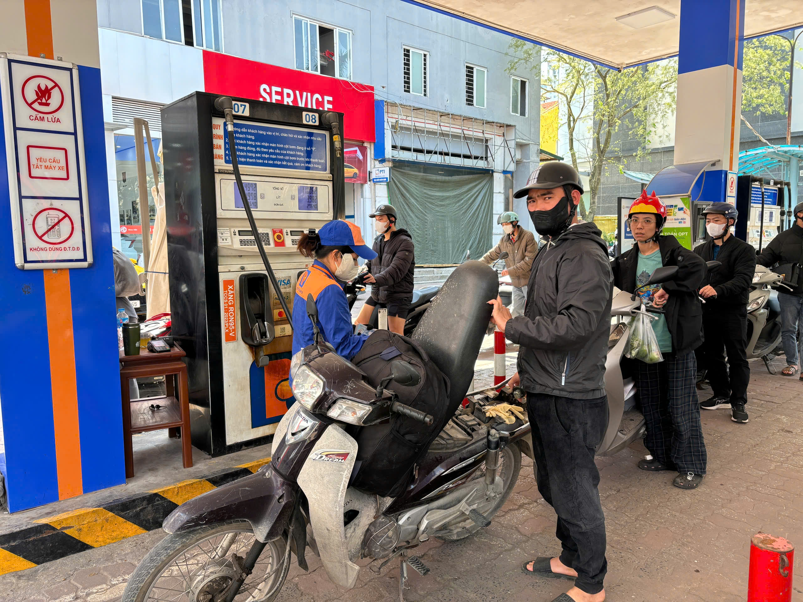 Hà Nội: Cửa hàng liên tục bơm xăng, phục vụ đủ nhu cầu của người dân