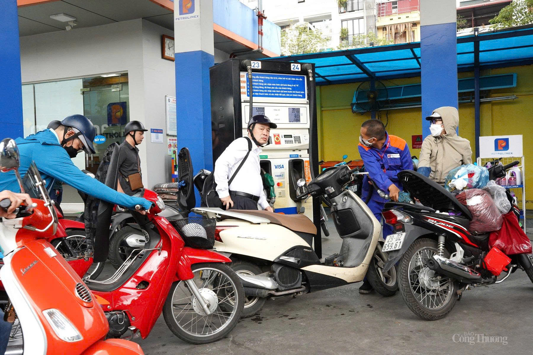 Bộ Công Thương đề nghị UBND các tỉnh, thành phố chỉ đạo Sở Công Thương phối hợp với các thương nhân đầu mối và thương nhân phân phối xăng dầu trên địa bàn xây dựng phương án bảo đảm cung ứng xăng dầu trong mọi tình huống. (Ảnh: Cấn Dũng)