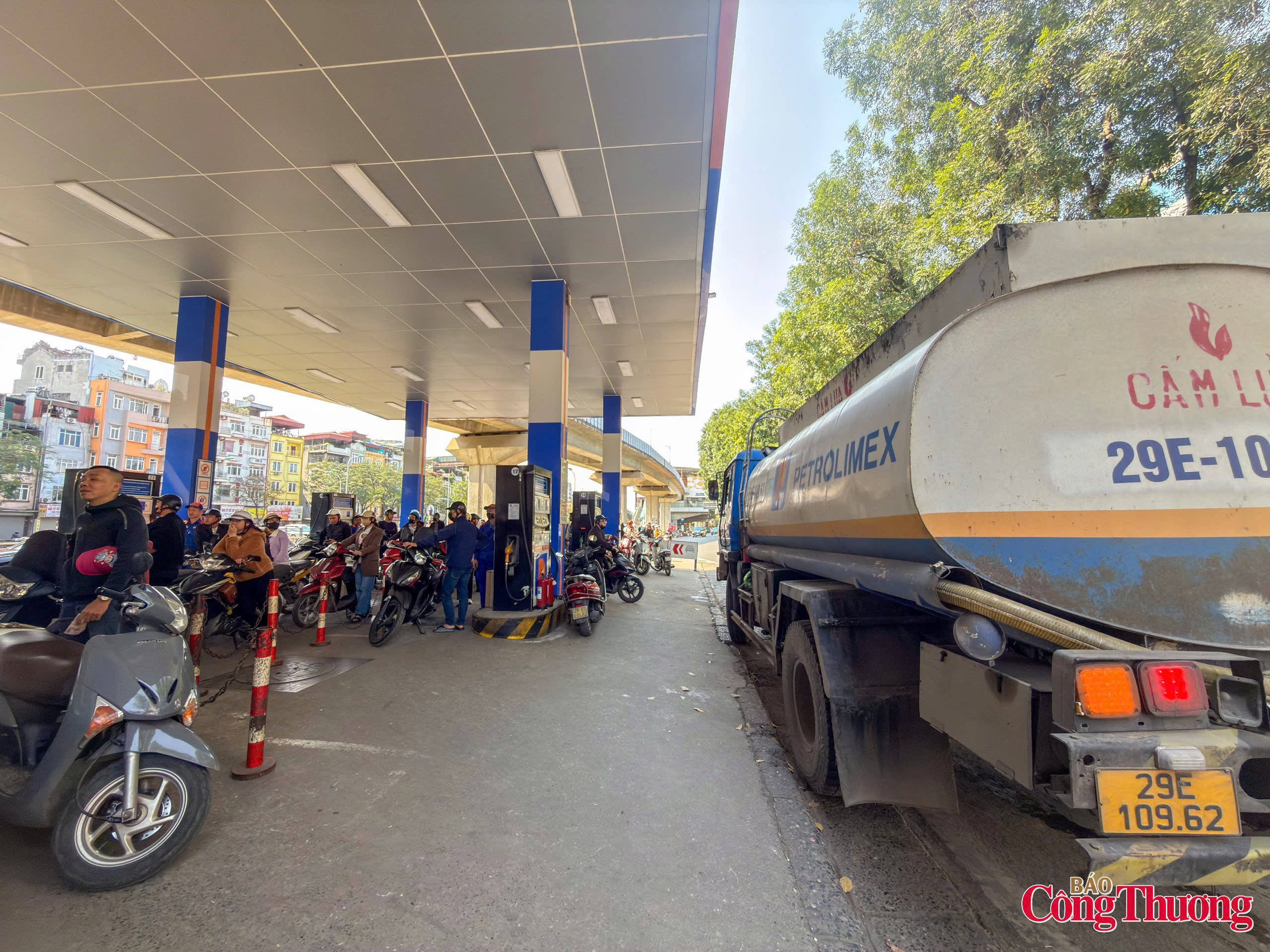 Một cây xăng tại Hà Nội chiều 10/3.