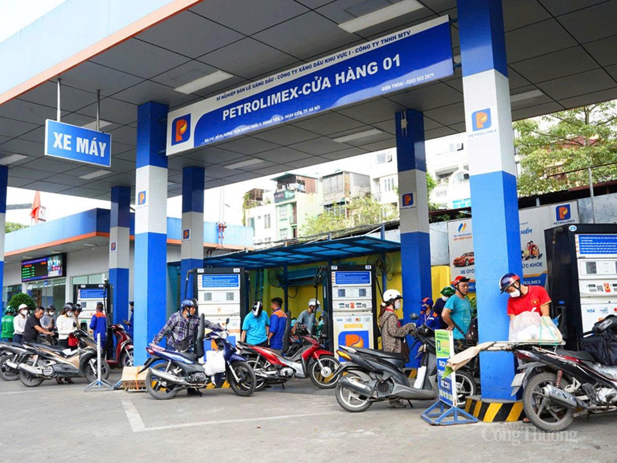 Giá xăng được điều chỉnh theo quy định tại Nghị quyết số 36/NQ-CP. Ảnh: Cấn Dũng