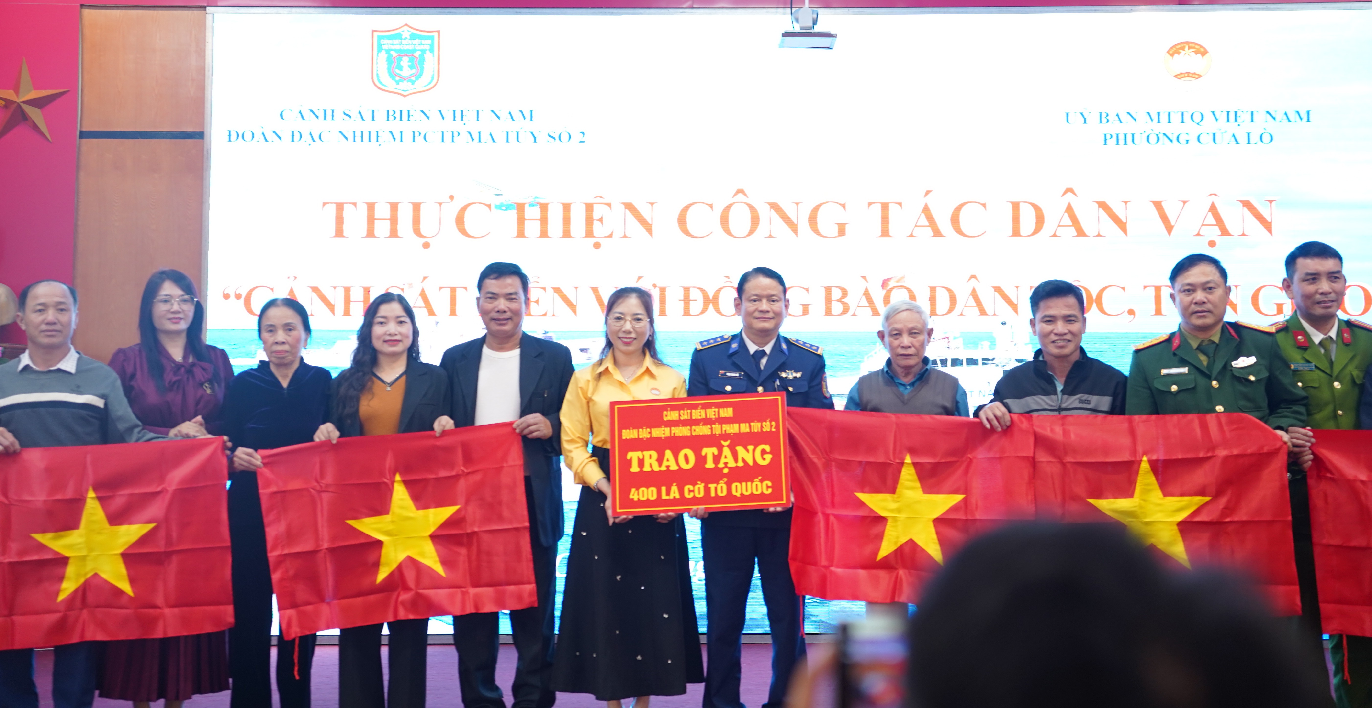 Tặng quà Mẹ Việt Nam anh hùng và tuyên truyền pháp luật biển đảo