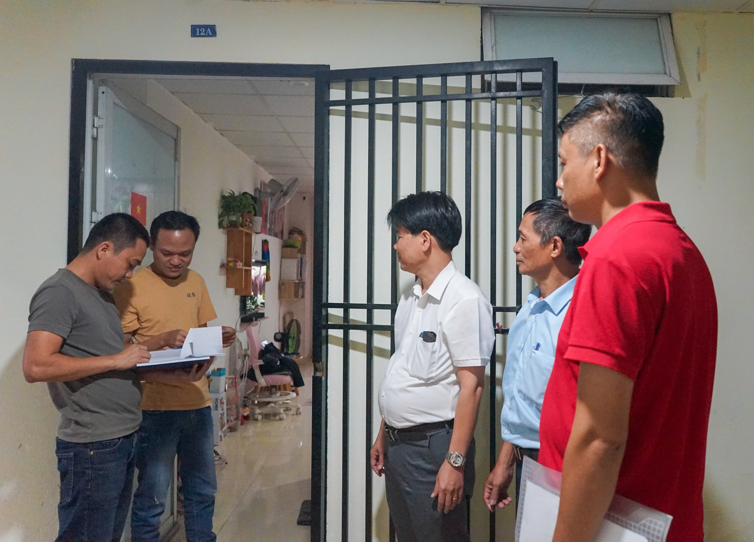 Đà Nẵng: Đi từng ngõ, gõ cửa từng nhà phát thẻ cử tri cho công nhân