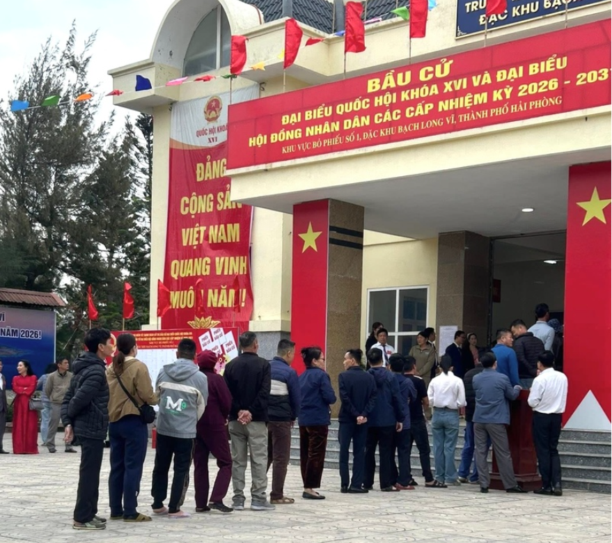 Cử tri Bạch Long Vĩ thực hiện quyền và nghĩa vụ công dân trong ngày bầu cử. Ảnh: BLV