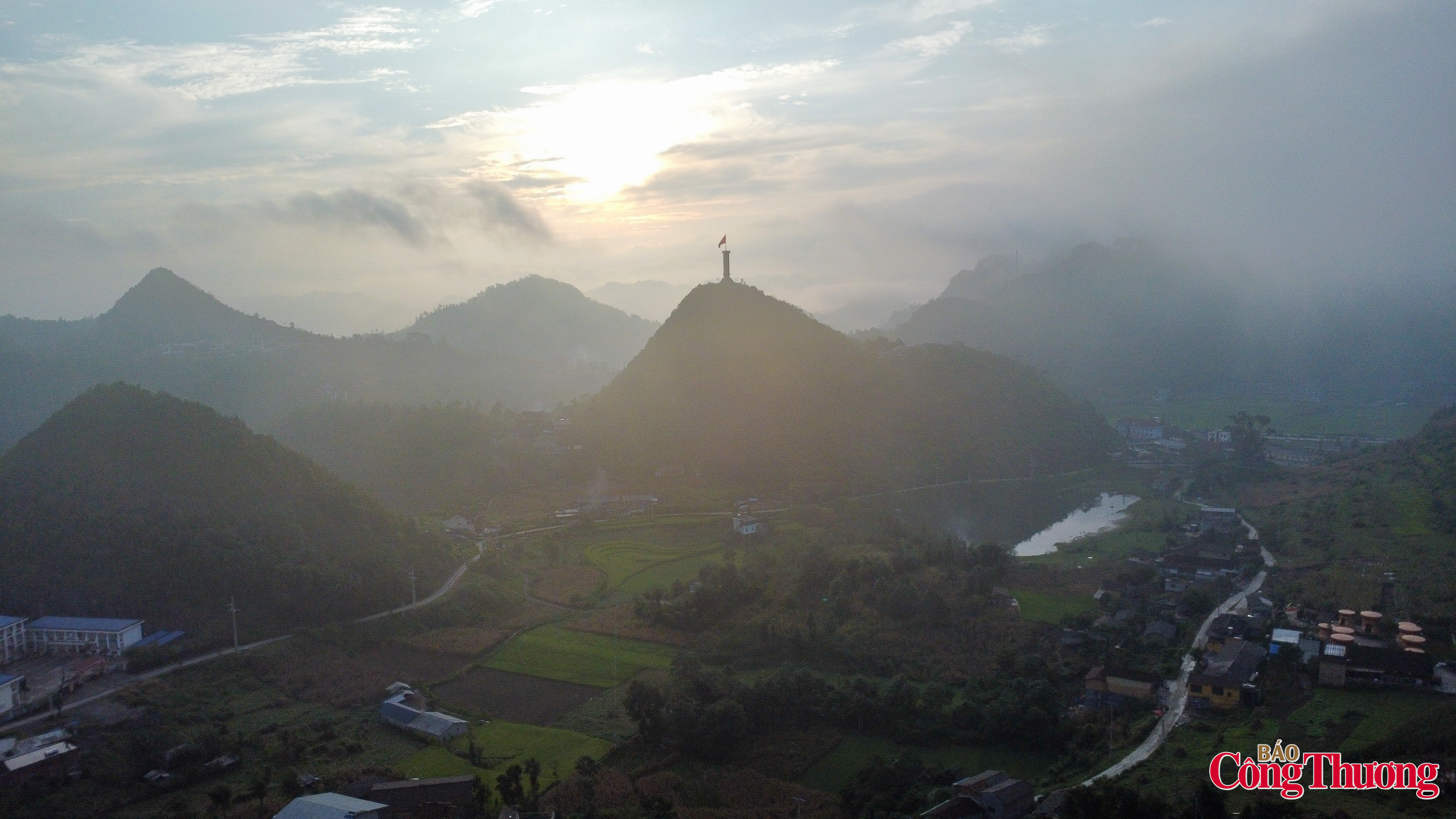 Sương sớm còn phủ trắng những triền núi đá tai mèo, bước chân của các cán bộ xã Lũng Cú đã bắt đầu hành trình xuống các thôn bản xa để trao thẻ cử tri và tuyên truyền về cuộc bầu cử đại biểu Quốc hội khóa XVI và đại biểu HĐND các cấp nhiệm kỳ 2026 - 2031.