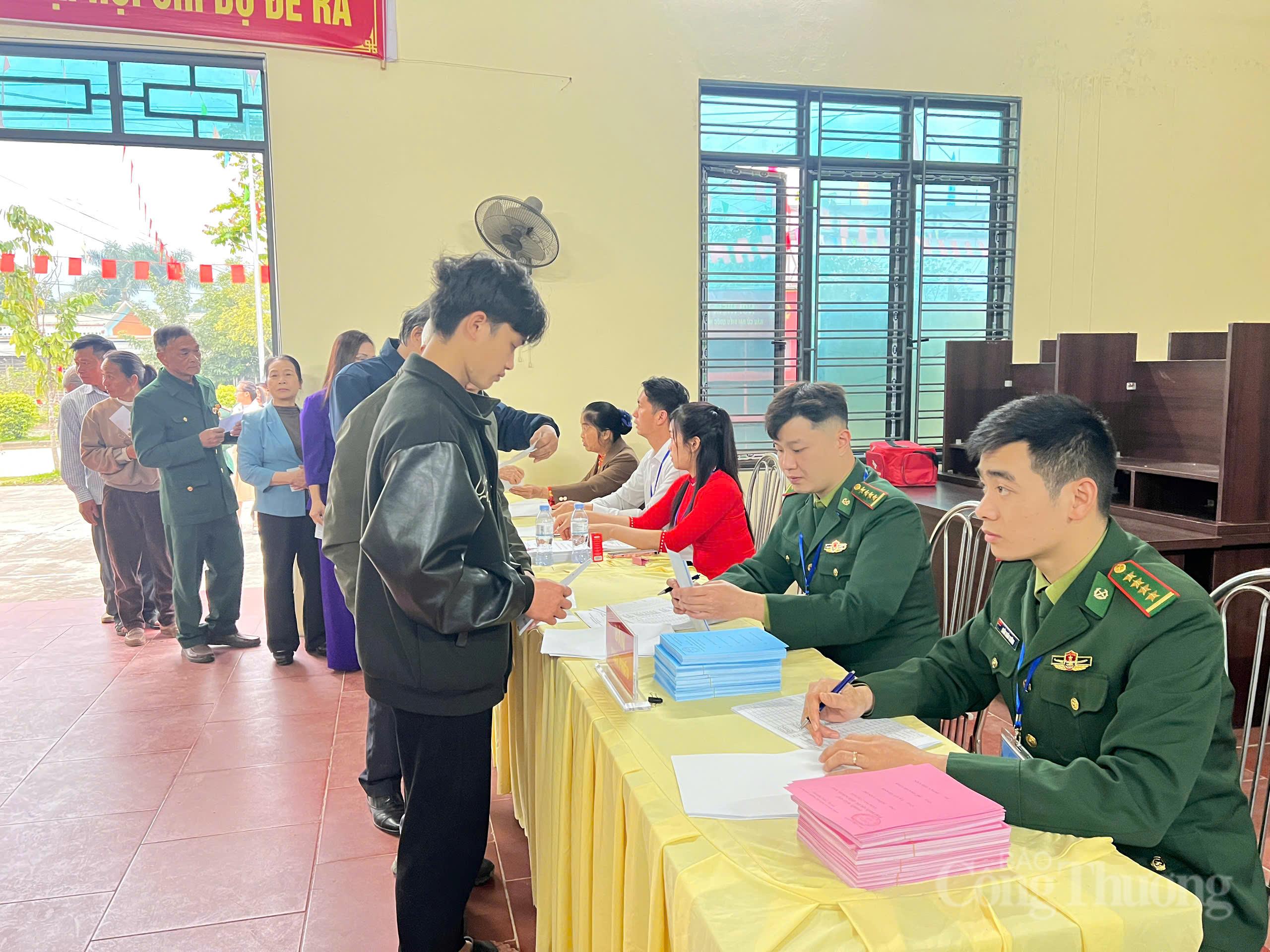 Hôm nay, gần 79 triệu cử tri cả nước đi bầu cử  - 8