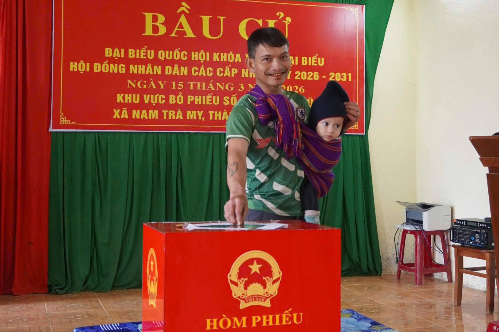 Đà Nẵng: Mang thùng phiếu đến tận nhà, đón cử tri vùng xa đi bỏ phiếu