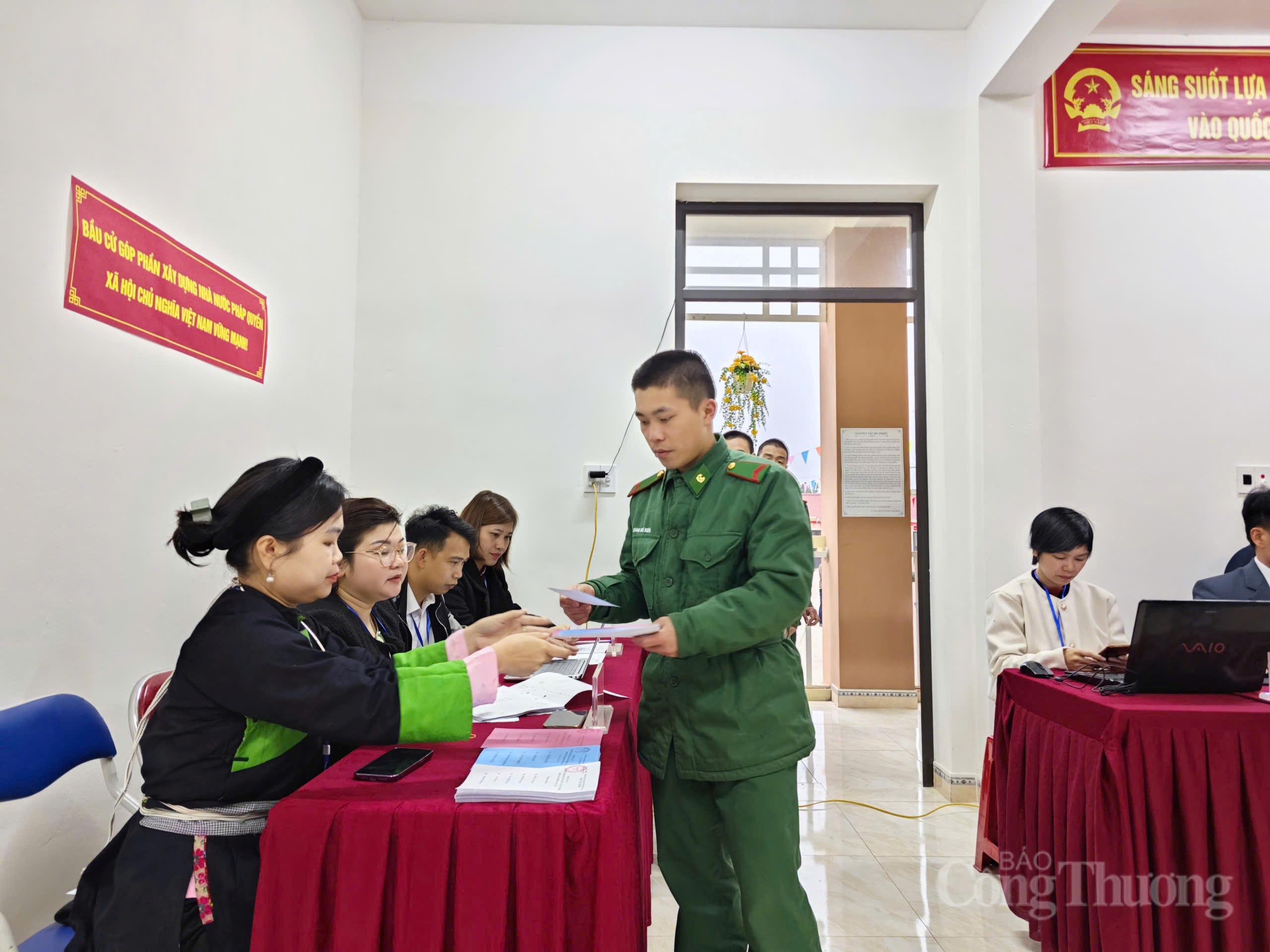 Hôm nay, gần 79 triệu cử tri cả nước đi bầu cử  - 10