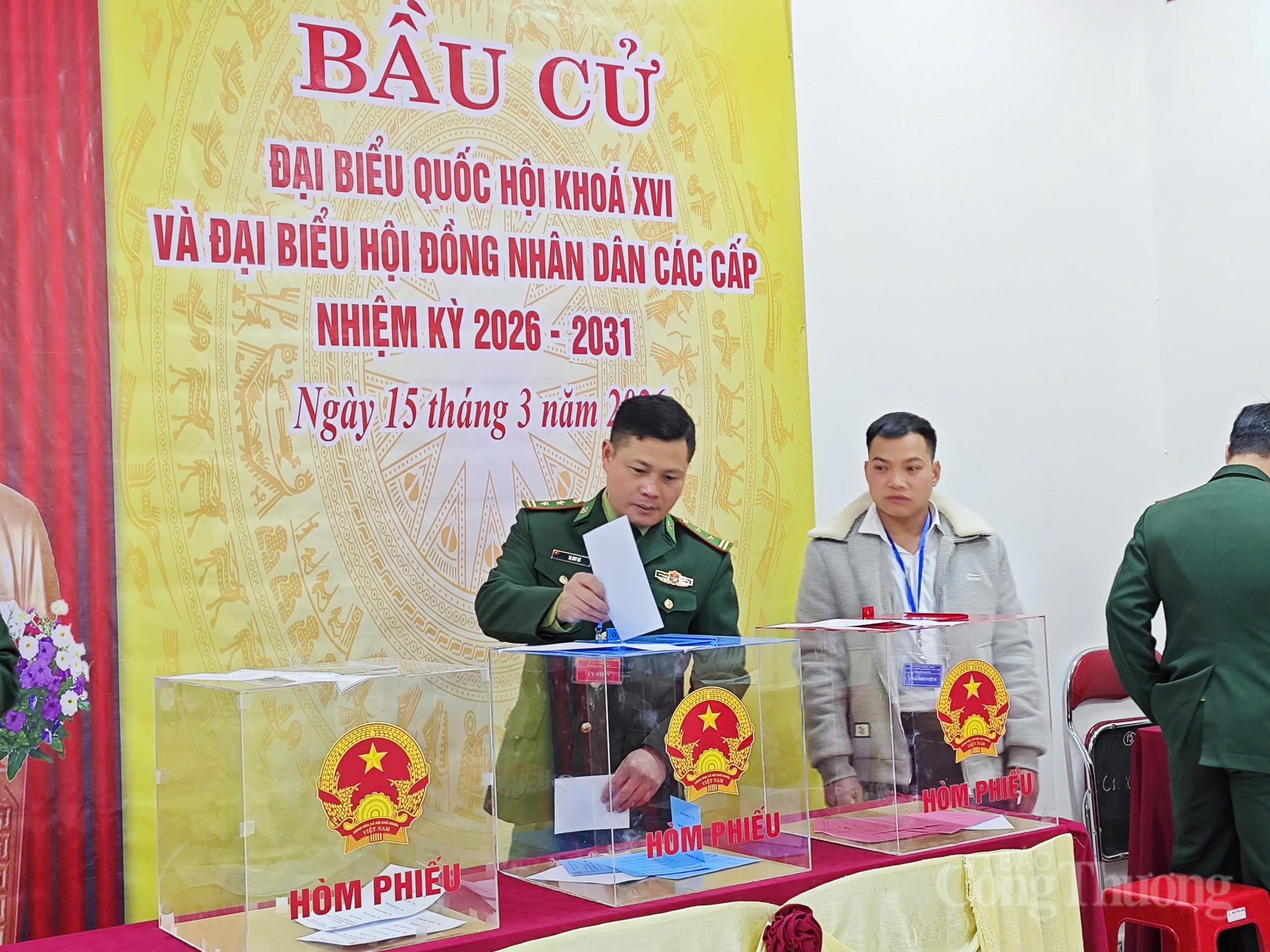 Hôm nay, gần 79 triệu cử tri cả nước đi bầu cử  - 11