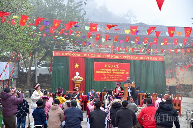 Thời điểm 6h30 sáng ngày 15/3, khu vực bỏ phiếu số 3, xã Lũng Cú, tỉnh Tuyên Quang đã đông kín cử tri đi bầu cử.