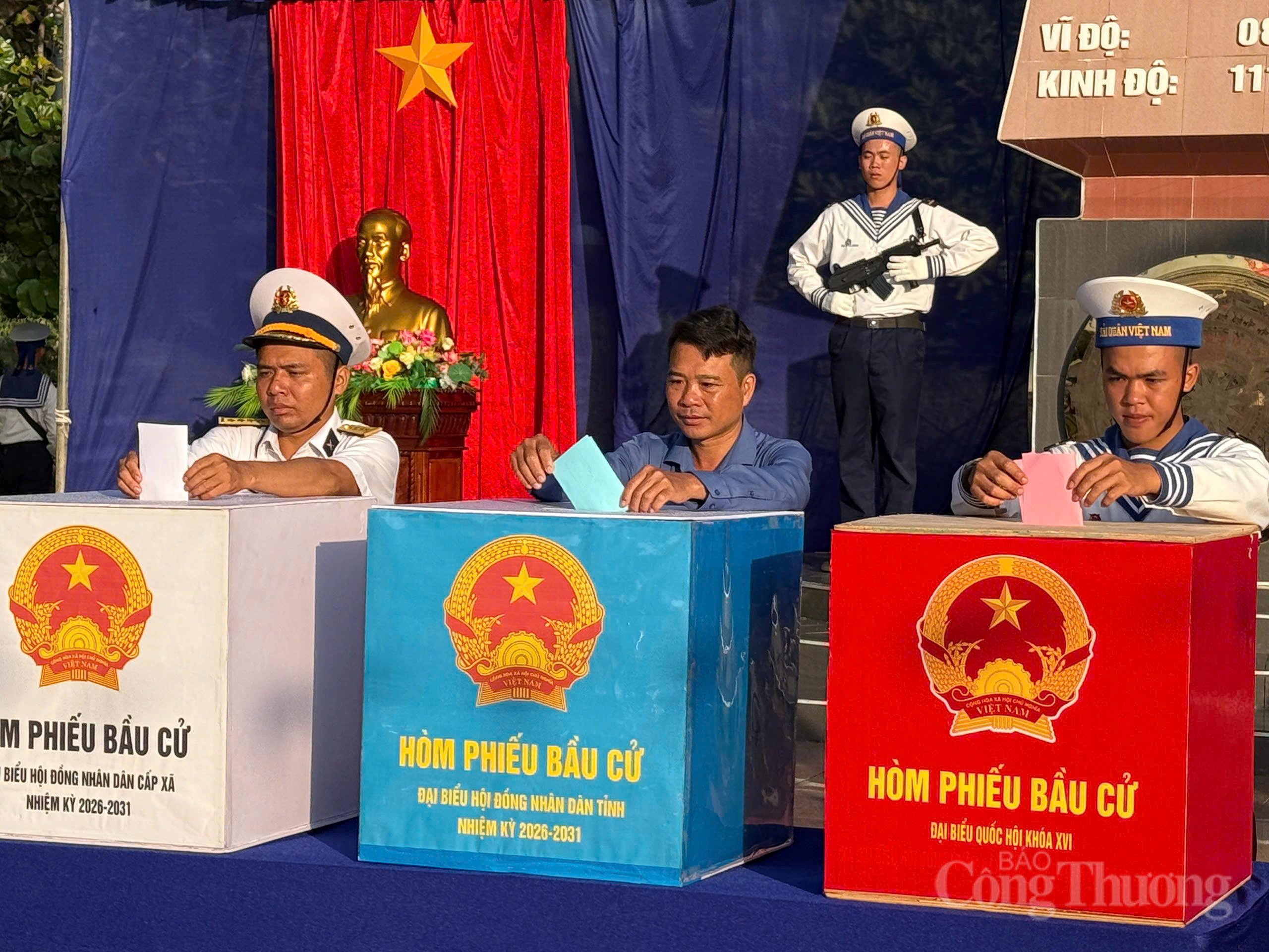 Hôm nay, gần 79 triệu cử tri cả nước đi bầu cử  - 15