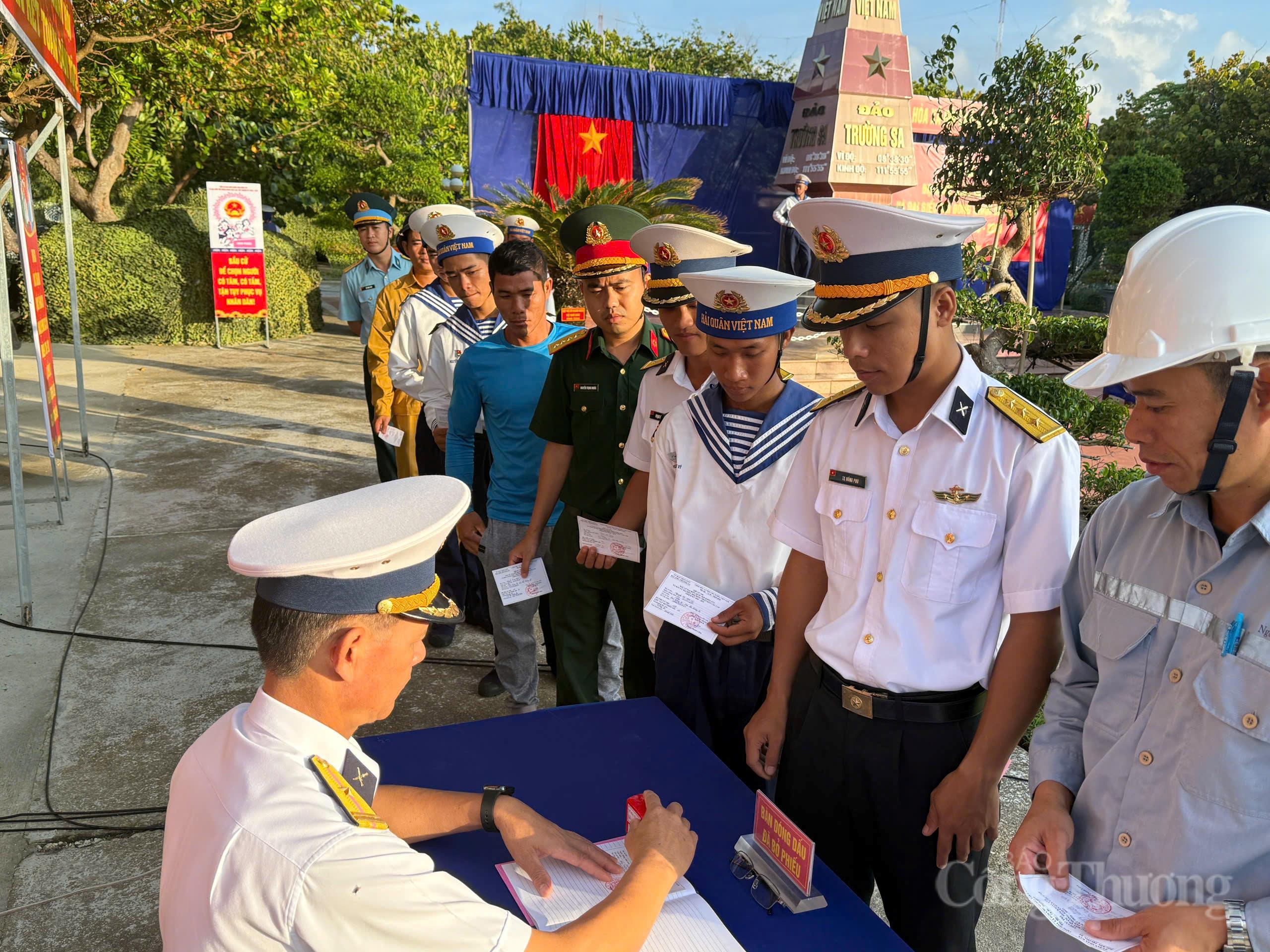 Hôm nay, gần 79 triệu cử tri cả nước đi bầu cử  - 12