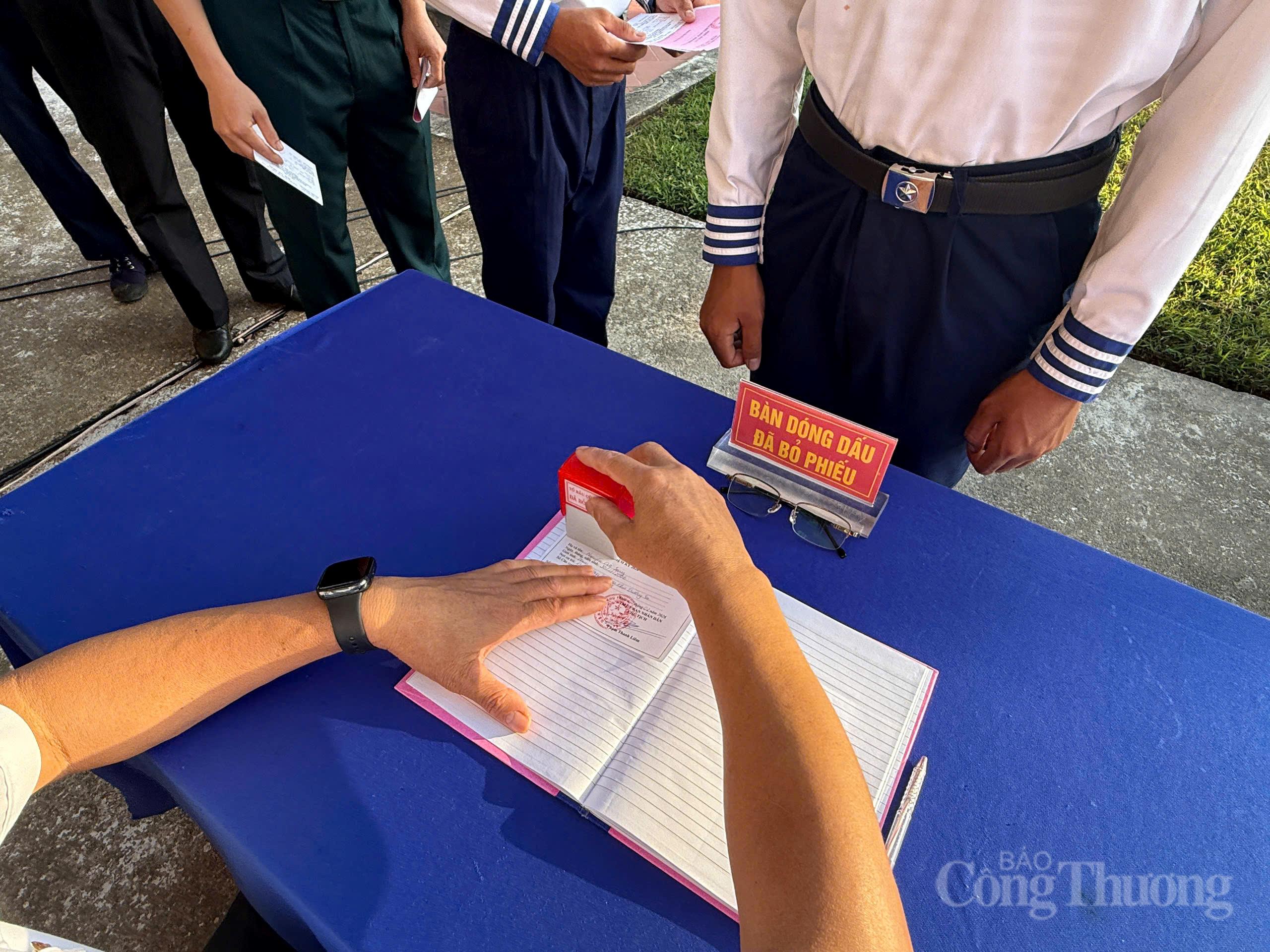 Hôm nay, gần 79 triệu cử tri cả nước đi bầu cử  - 13