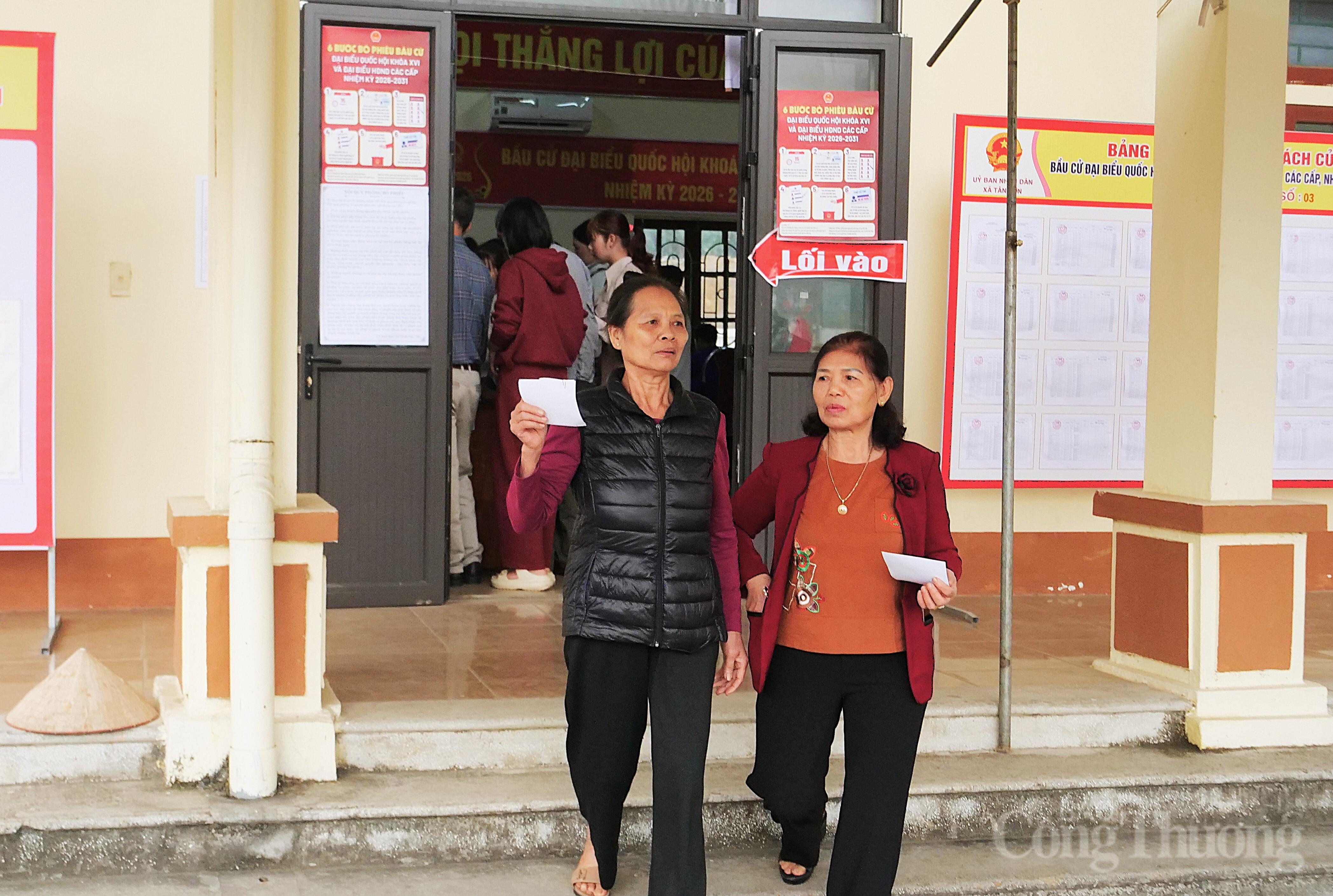 Bà con vui vẻ ra về sau khi hoàn thành nghĩa vụ công dân.