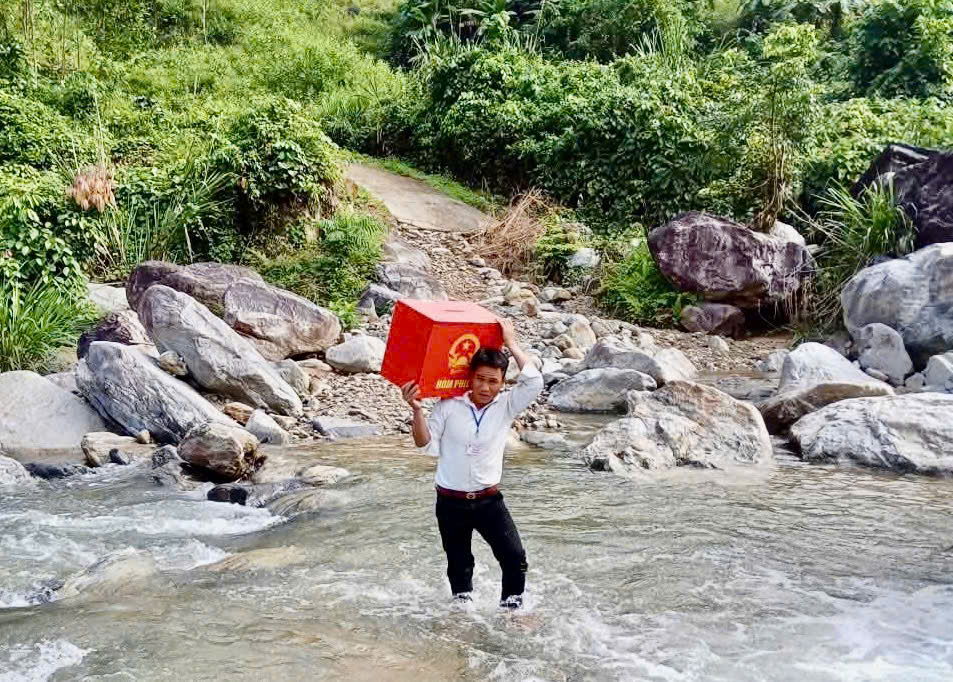 Quảng Ngãi: Những thùng phiếu di động đặc biệt