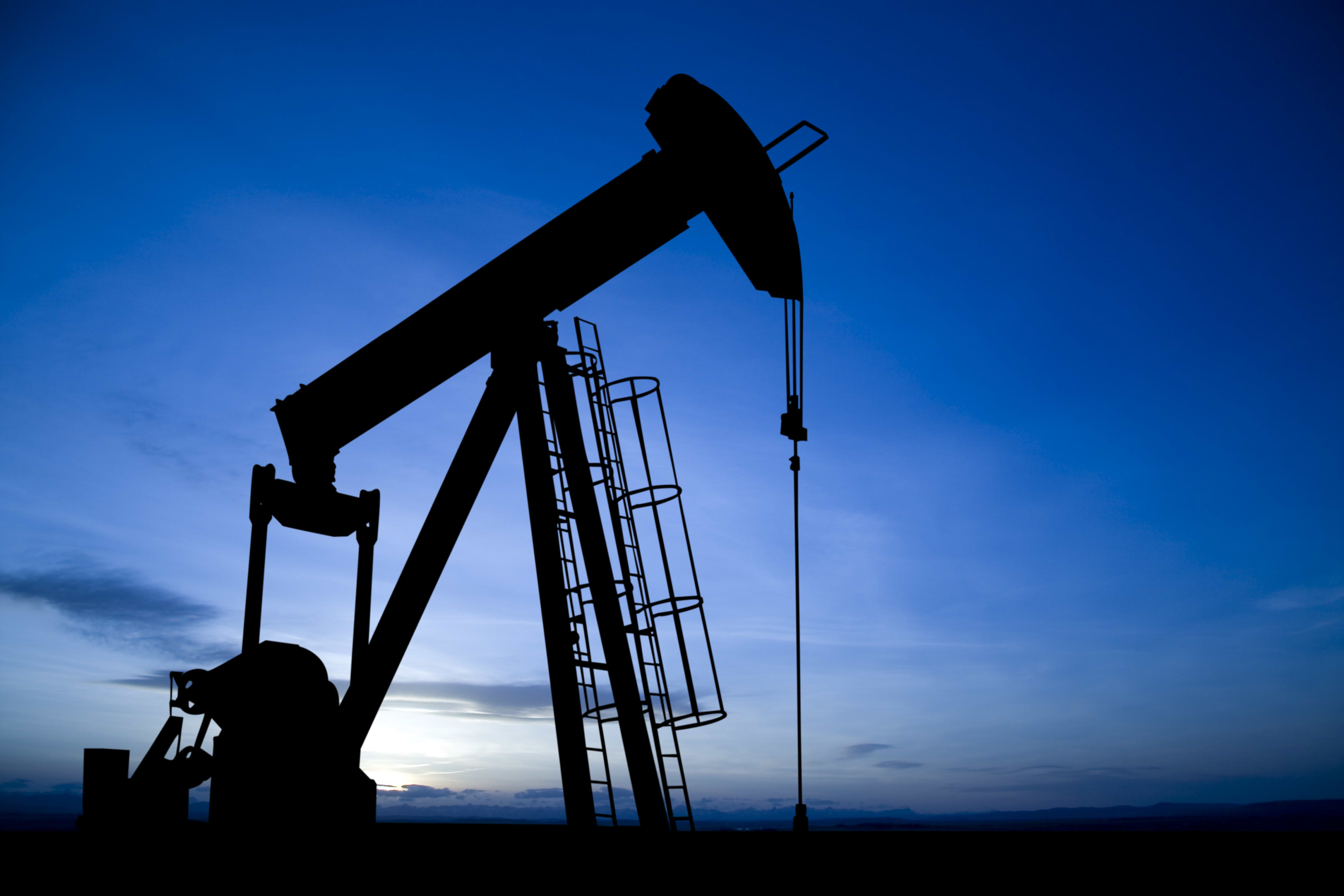 Giá dầu thế giới tiếp tục tăng theo diễn biến chiến sự Trung Đông