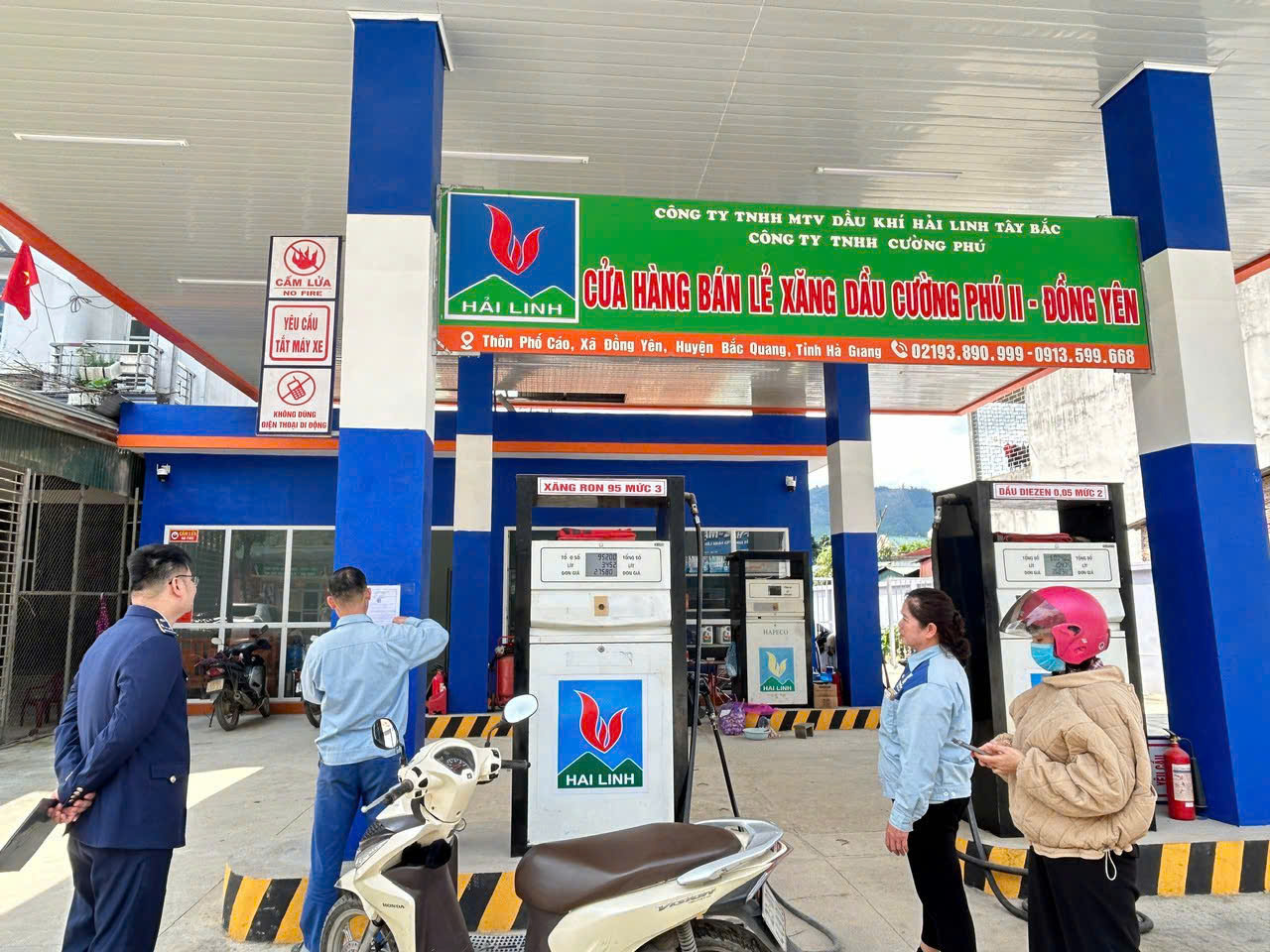 Lực lượng Quản lý thị trường tỉnh Tuyên Quang tuyên truyền, ký cam kết chấp hành quy định pháp luật trong kinh doanh xăng dầu. Ảnh: Quản lý thị trường Tuyên Quang