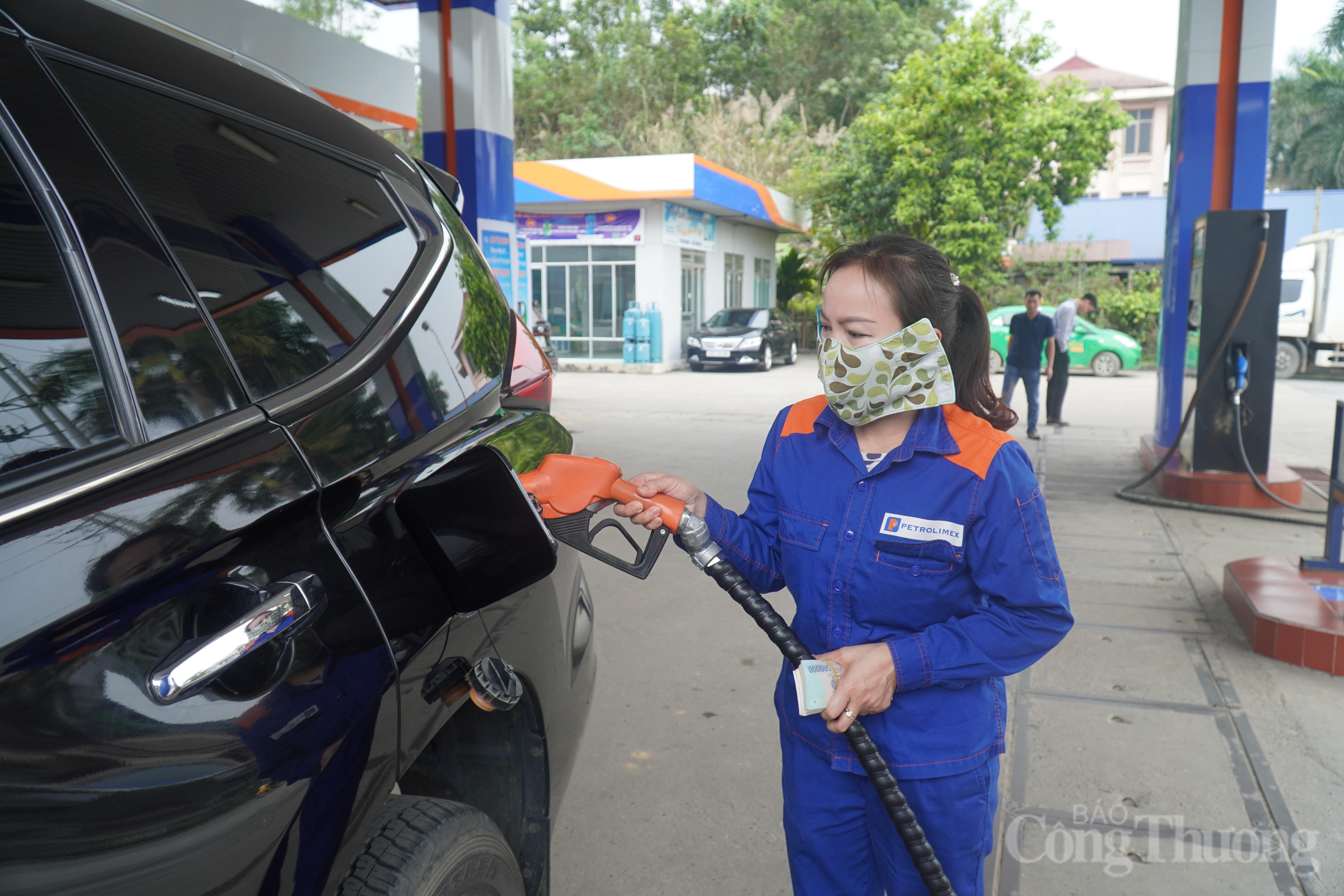 Hiện Petrolimex Tuyên Quang đang phối hợp với Sở Công Thương để kịp thời có giải phap đảm bảo nguồn cung, tuyên truyền người dân sử dụng xăng, dầu tiết kiệm