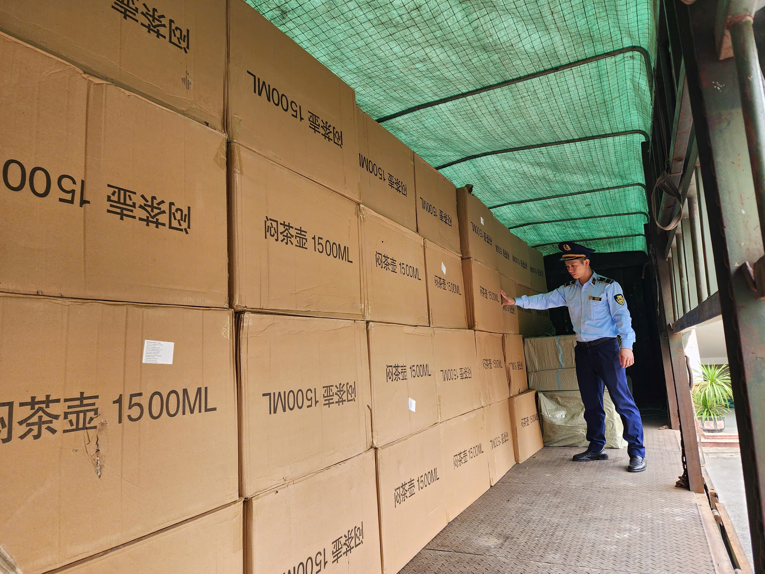 Lạng Sơn: Kiểm tra phát  hiện xe chở hàng vượt tờ khai nhập khẩu