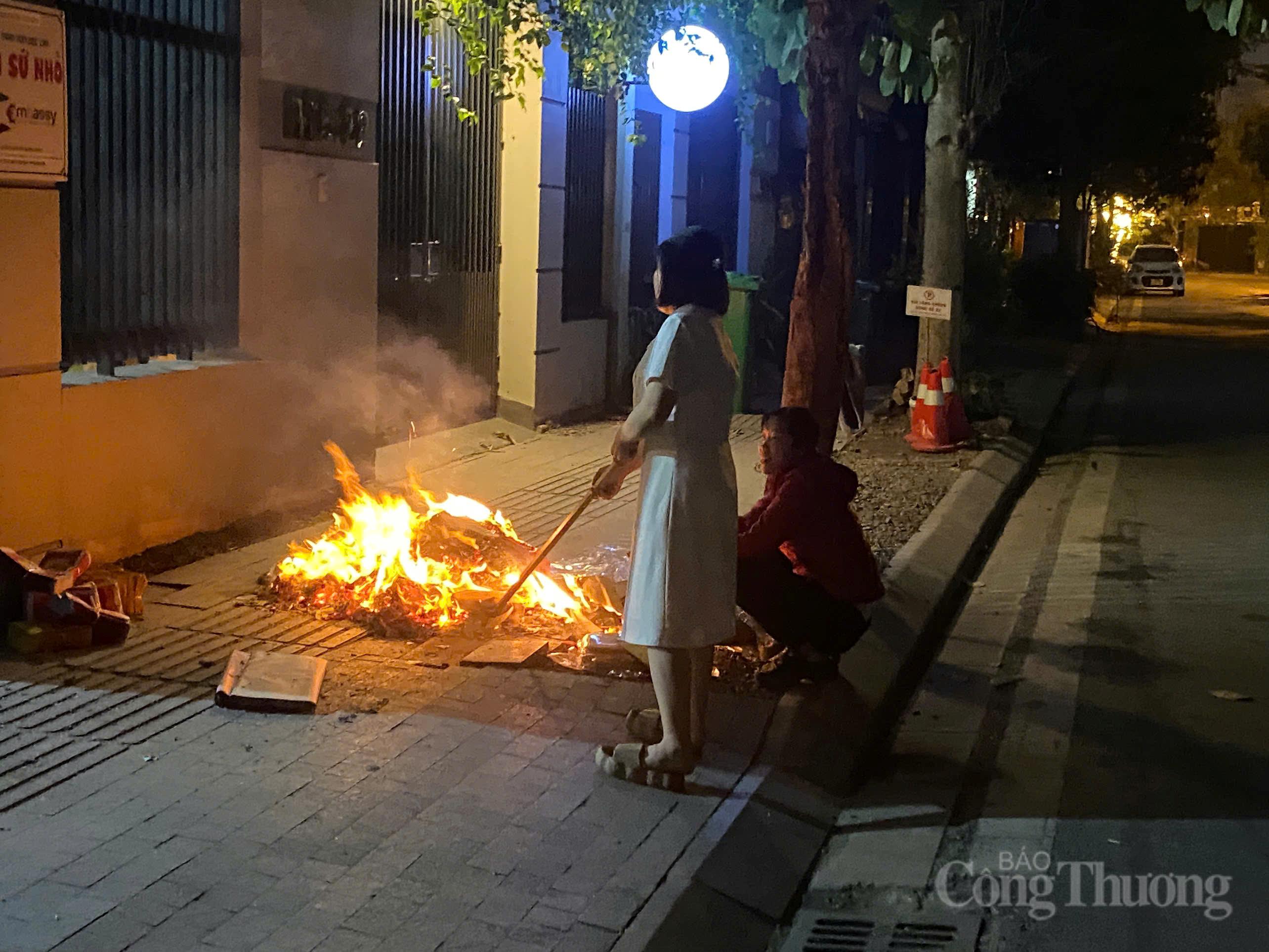 Hình ảnh đốt vàng mã trên vỉa hè ghi nhận tại Hà Nội