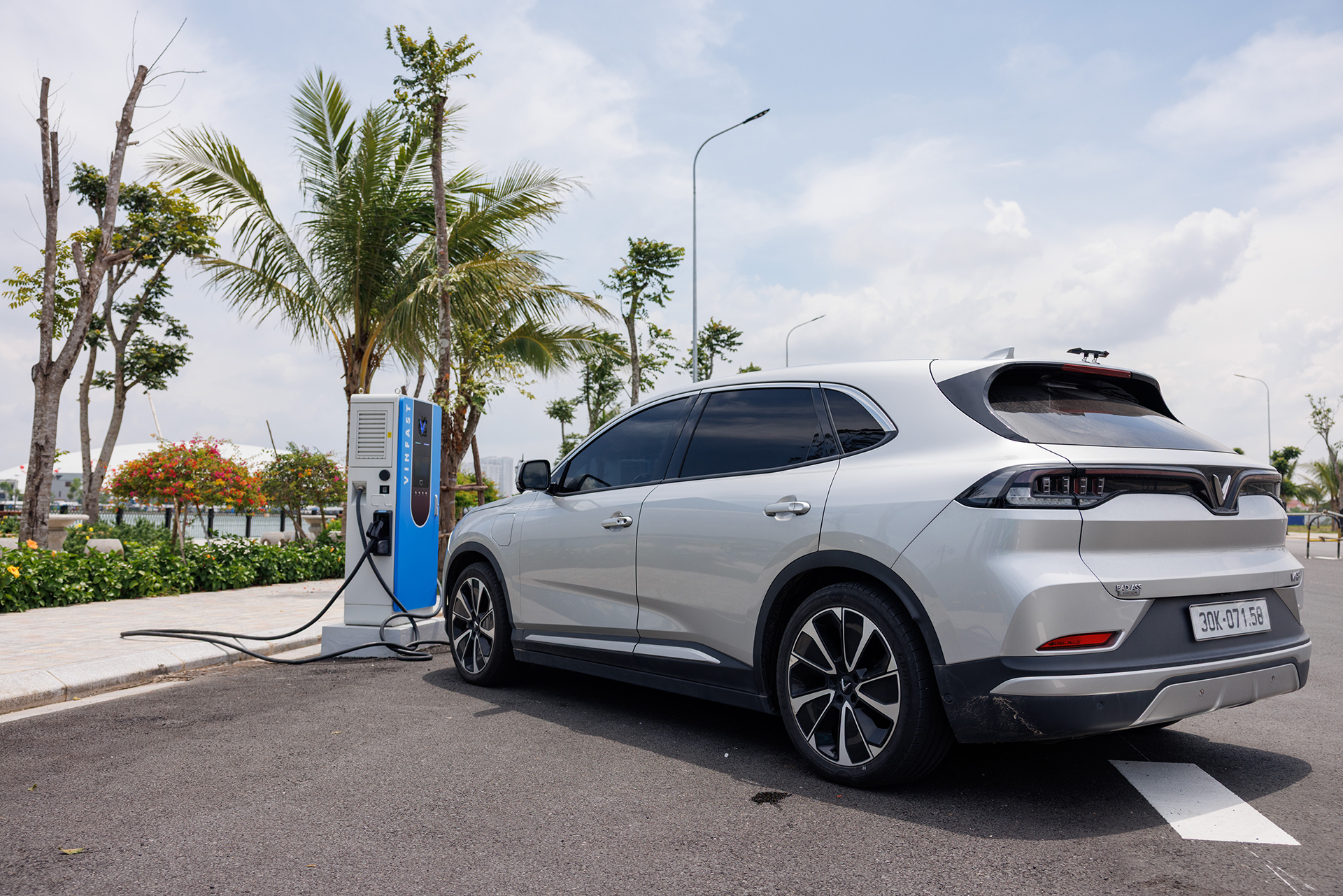 VinFast cùng với đối tác xây dựng hệ thống hạ tầng trạm sạc phủ khắp Việt Nam. Ảnh VinFast