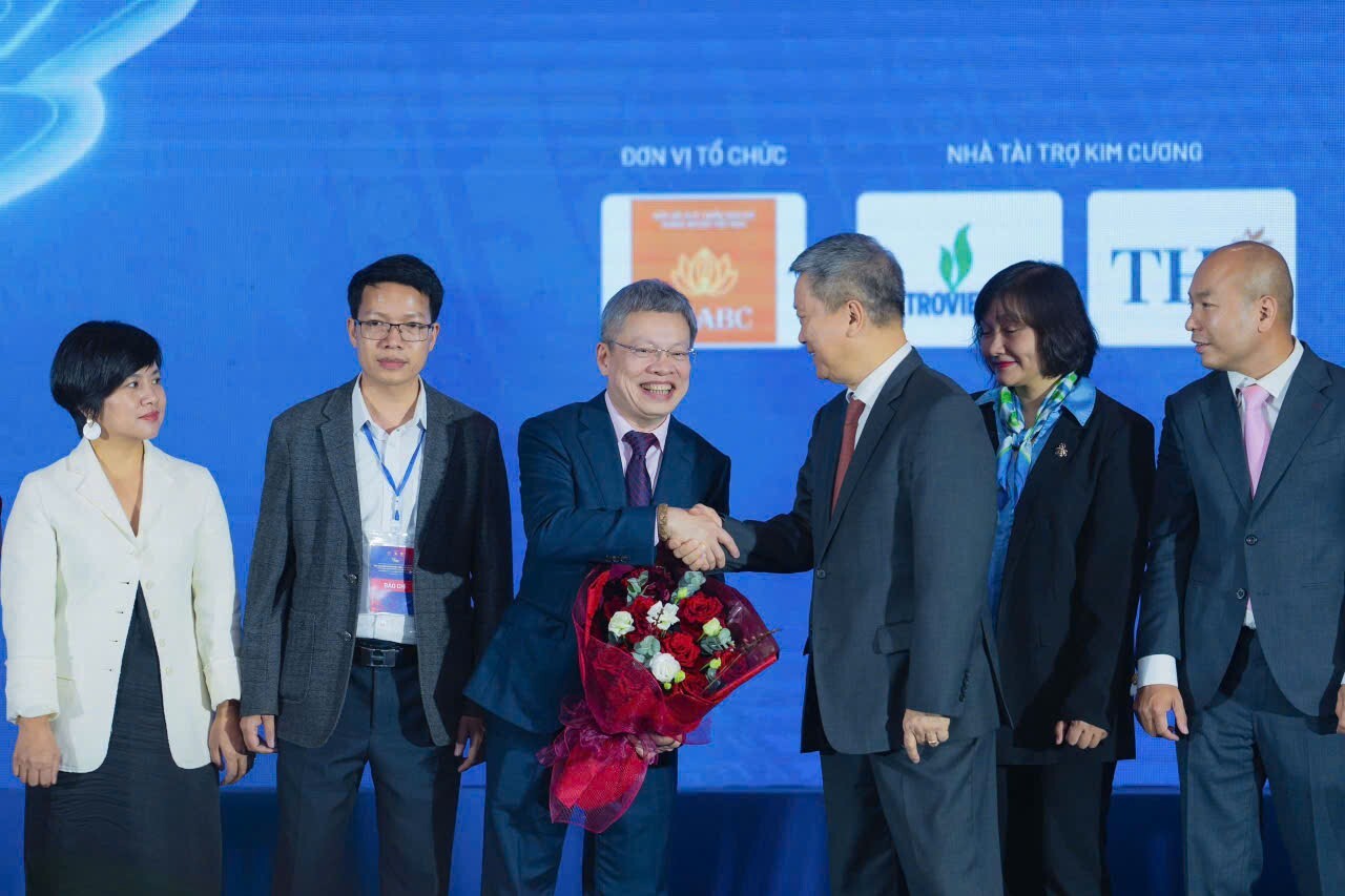 Chủ tịch Câu lạc bộ Báo chí với Văn hóa Doanh nghiệp Lê Quốc Vinh (thứ 3 từ trái qua) nhận hoa từ Trưởng Ban Tổ chức triển khai Cuộc vận động “Xây dựng Văn hóa Doanh nghiệp Việt Nam,” Chủ tịch Hiệp hội Phát triển Văn hóa Doanh nghiệp Việt Nam.