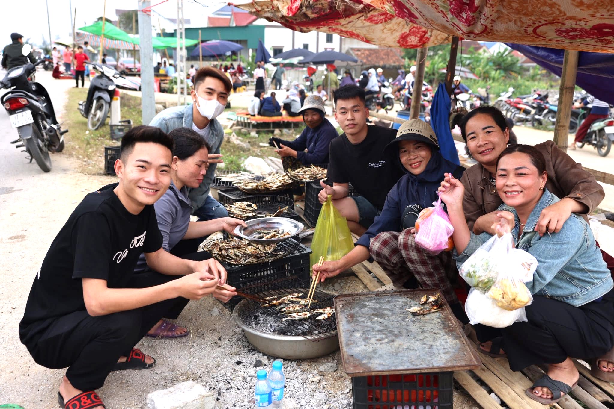 Cá trích nướng 'đắt khách', người dân Hải Châu thu tiền triệu mỗi ngày 