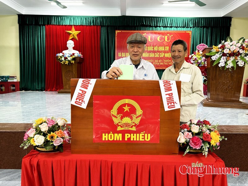 Cử tri thực hiện nghĩa vụ đi bỏ phiếu cho ngày bầu cử 15/3. Ảnh: Nguyễn Nam