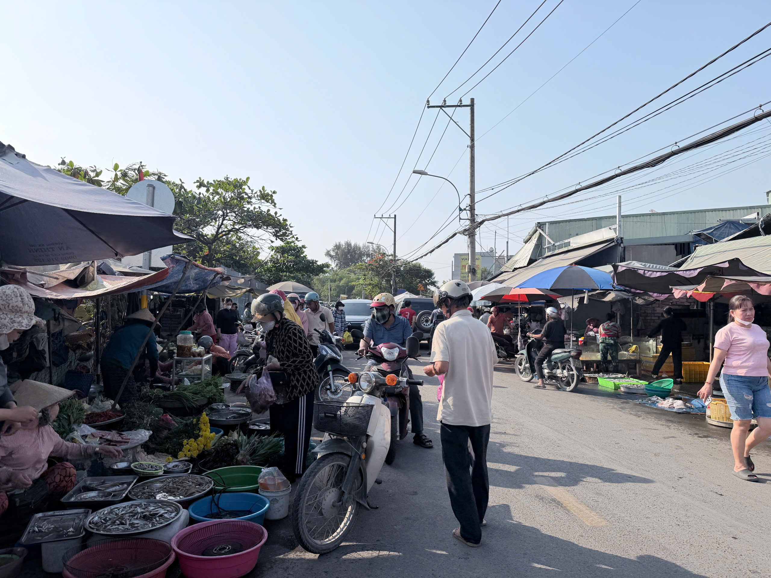 TP. Hồ Chí Minh: Tiểu thương nỗ lực ổn định giá, chia sẻ với khách hàng