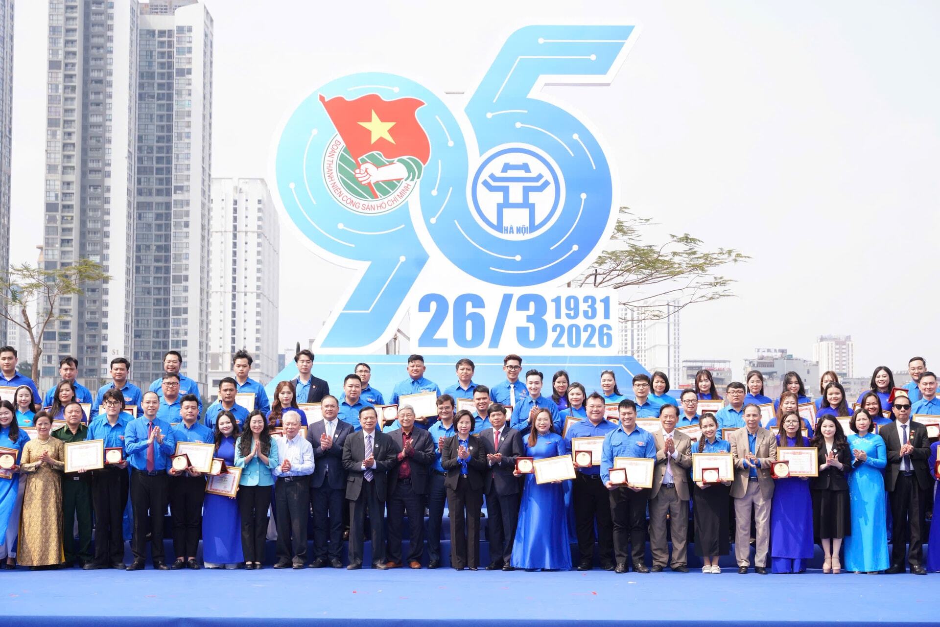 Khen thưởng các cán bộ đoàn viên tiêu biểu trong Chương trình "Khát vọng Thanh niên Thủ đô", kỷ niệm 95 năm Ngày thành lập Đoàn TNCS Hồ Chí Minh (26/3/1931 - 26/3/2026). Ảnh: H.Đ