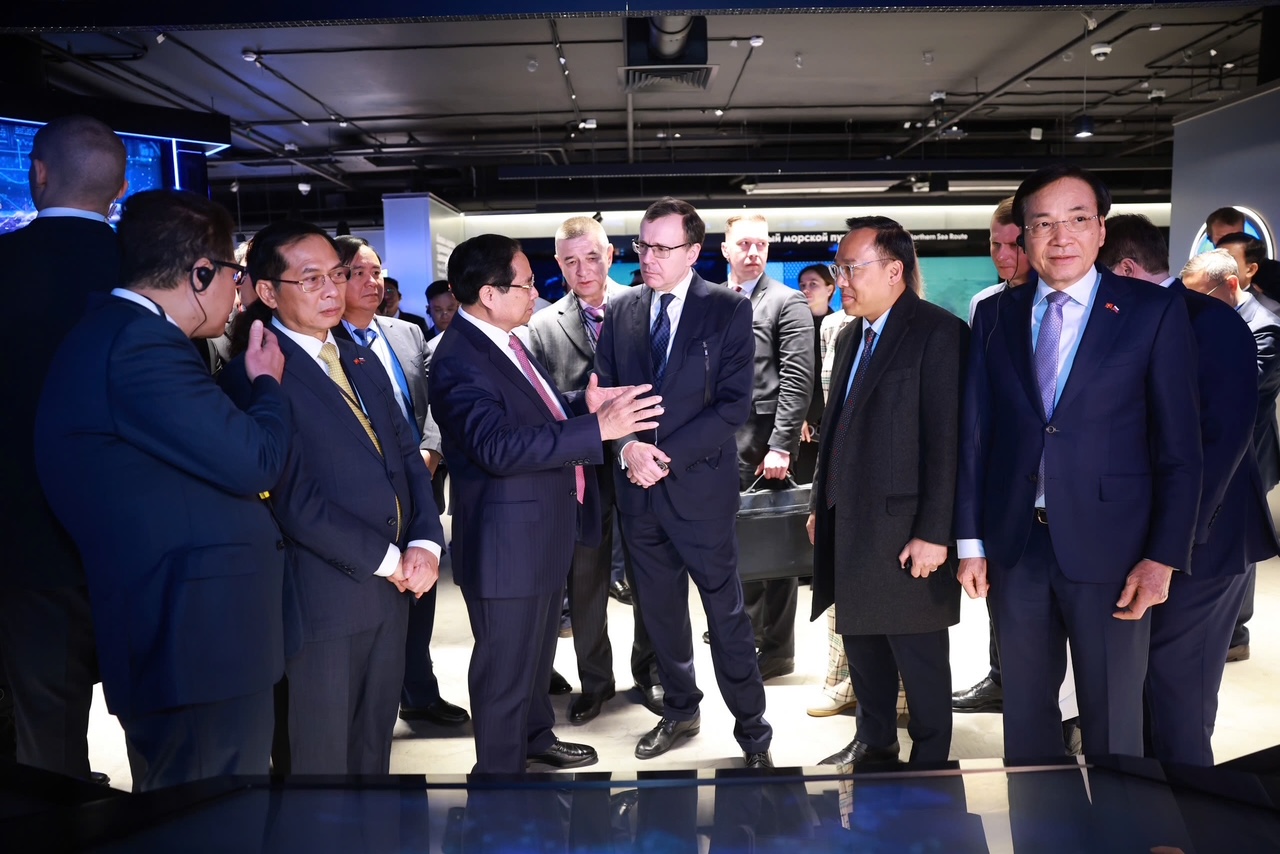 Thứ trưởng Bộ Công Thương Nguyễn Hoàng Long (thứ 2 từ phải sang) tháp tùng Thủ tướng Chính phủ Phạm Minh Chính trong chuyến công tác tại Liên bang Nga.