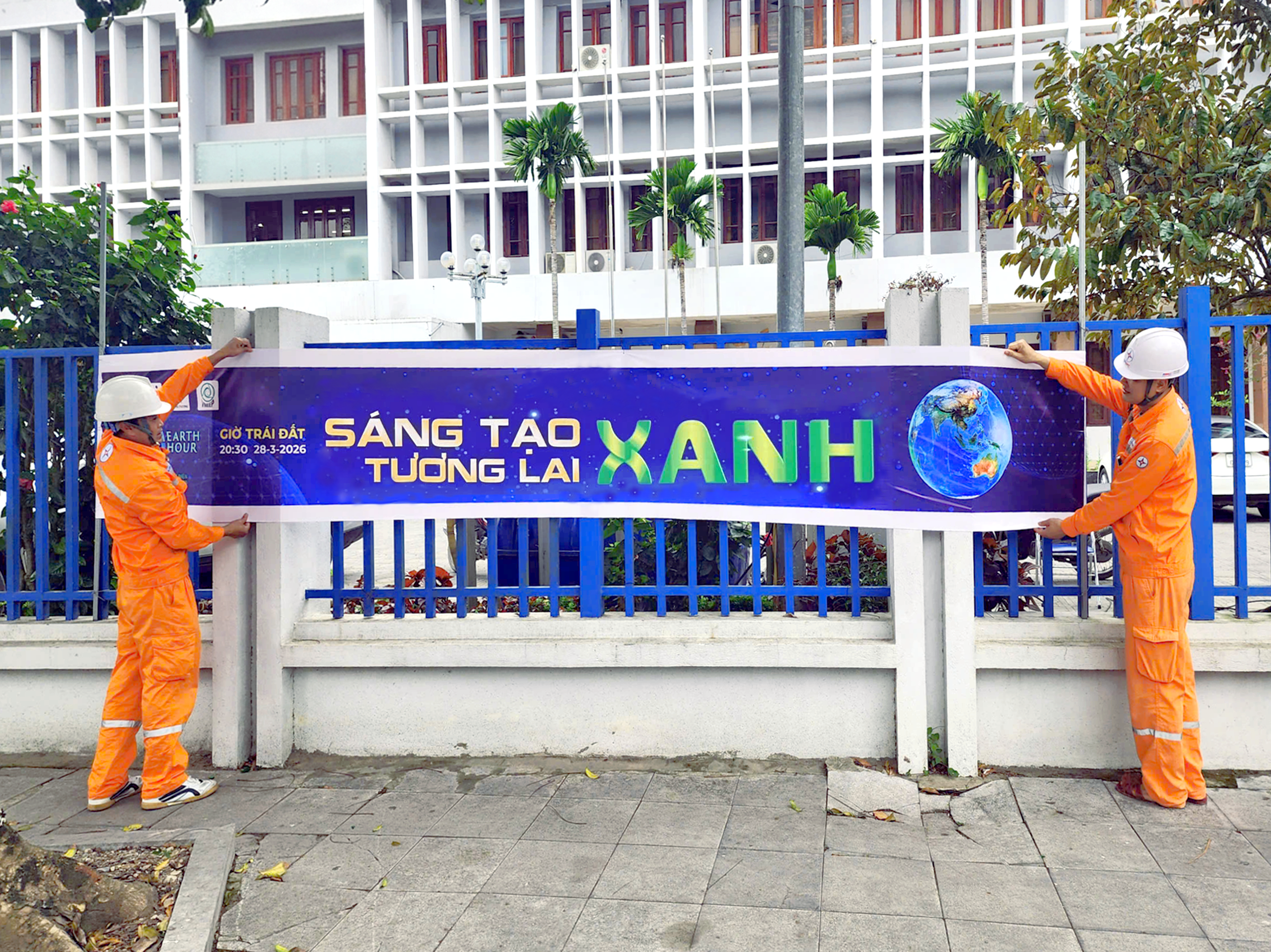 Công ty Điện lực Thanh Hóa treo băng rôn, tuyên truyền hưởng ứng Giờ Trái đất năm 2026. Ảnh: Quốc Anh