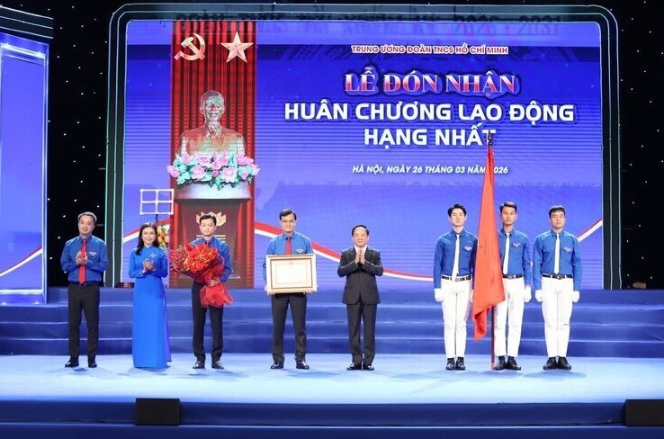 Đồng chí Trịnh Văn Quyết - Ủy viên Bộ Chính trị, Bí thư Trung ương Đảng, Trưởng Ban Tuyên giáo và Dân vận Trung ương trao tặng Huân chương Lao động hạng Nhất cho Đoàn Thanh niên Cộng sản Hồ Chí Minh.