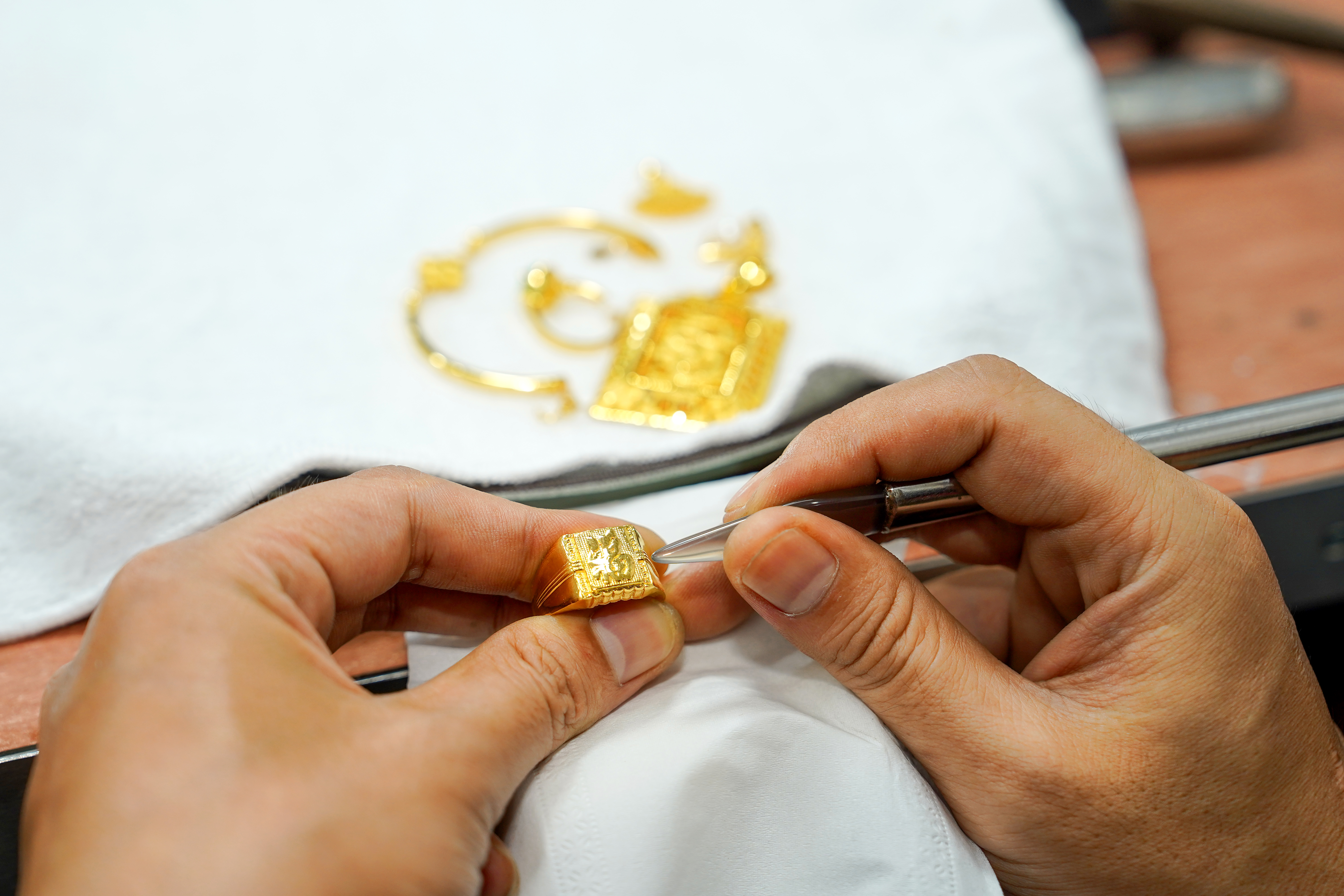 Giá vàng hôm nay (27/3): ‘Thủng’ mốc 4.500 USD