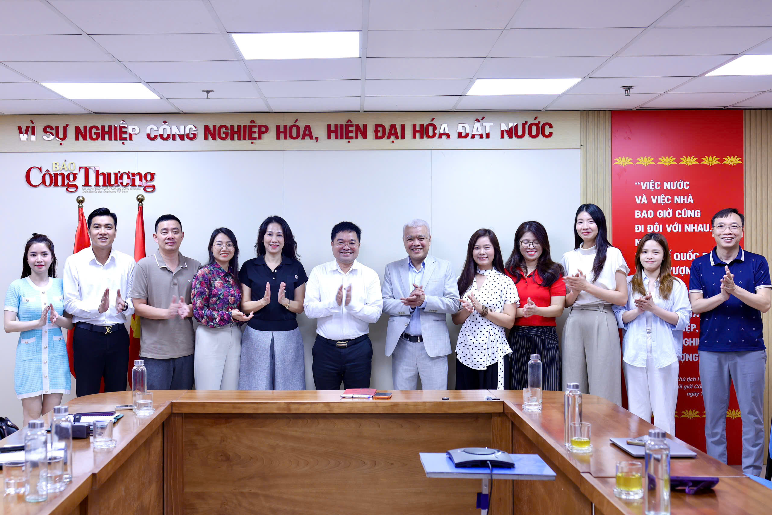 Lãnh đạo, đại diện Báo Công Thương và TikTok Việt Nam chụp ảnh lưu niệm tại buổi làm việc.