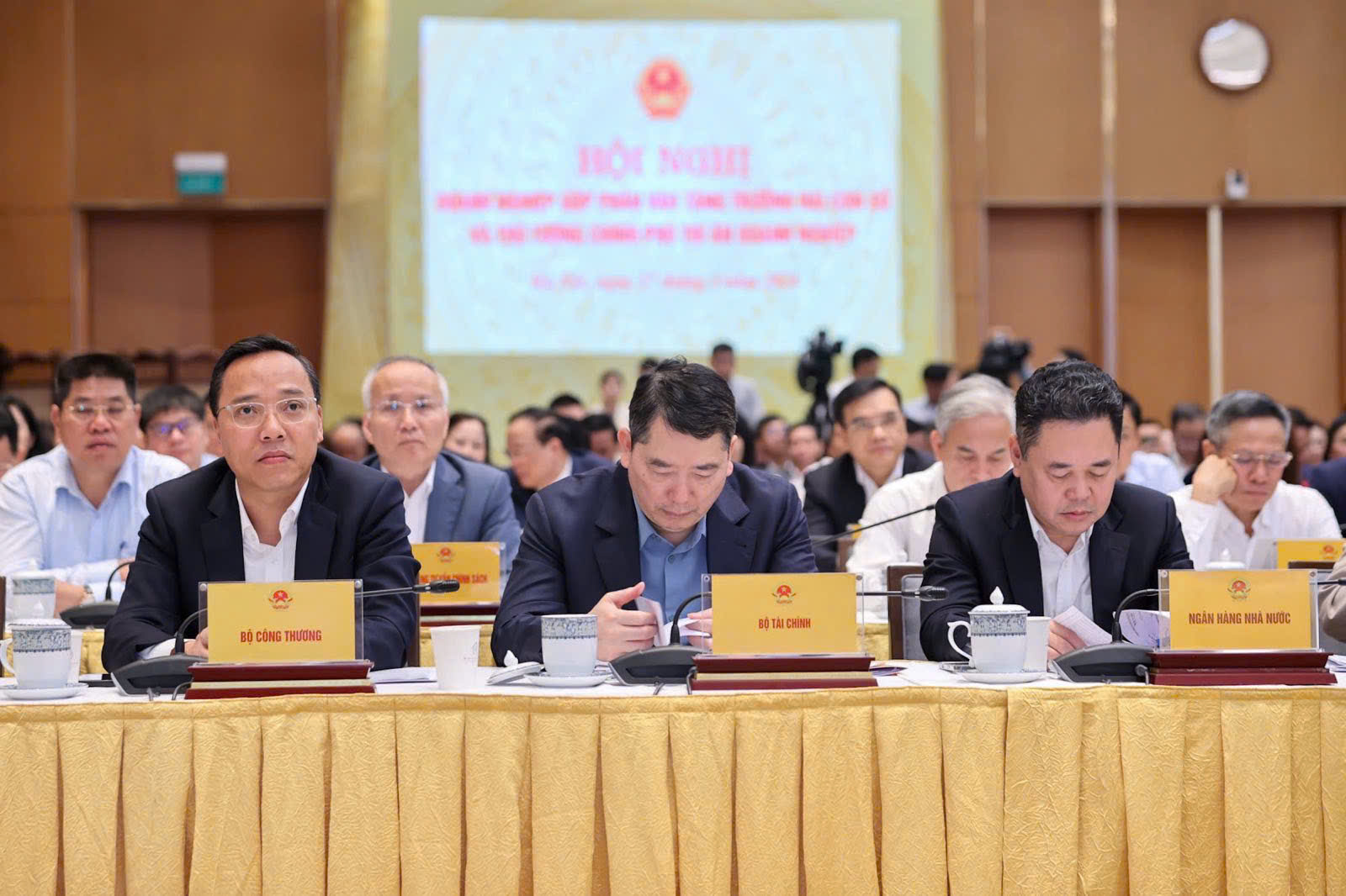 Thứ trưởng Bộ Công Thương Nguyễn Hoàng Long (bên trái) tham dự hội nghị