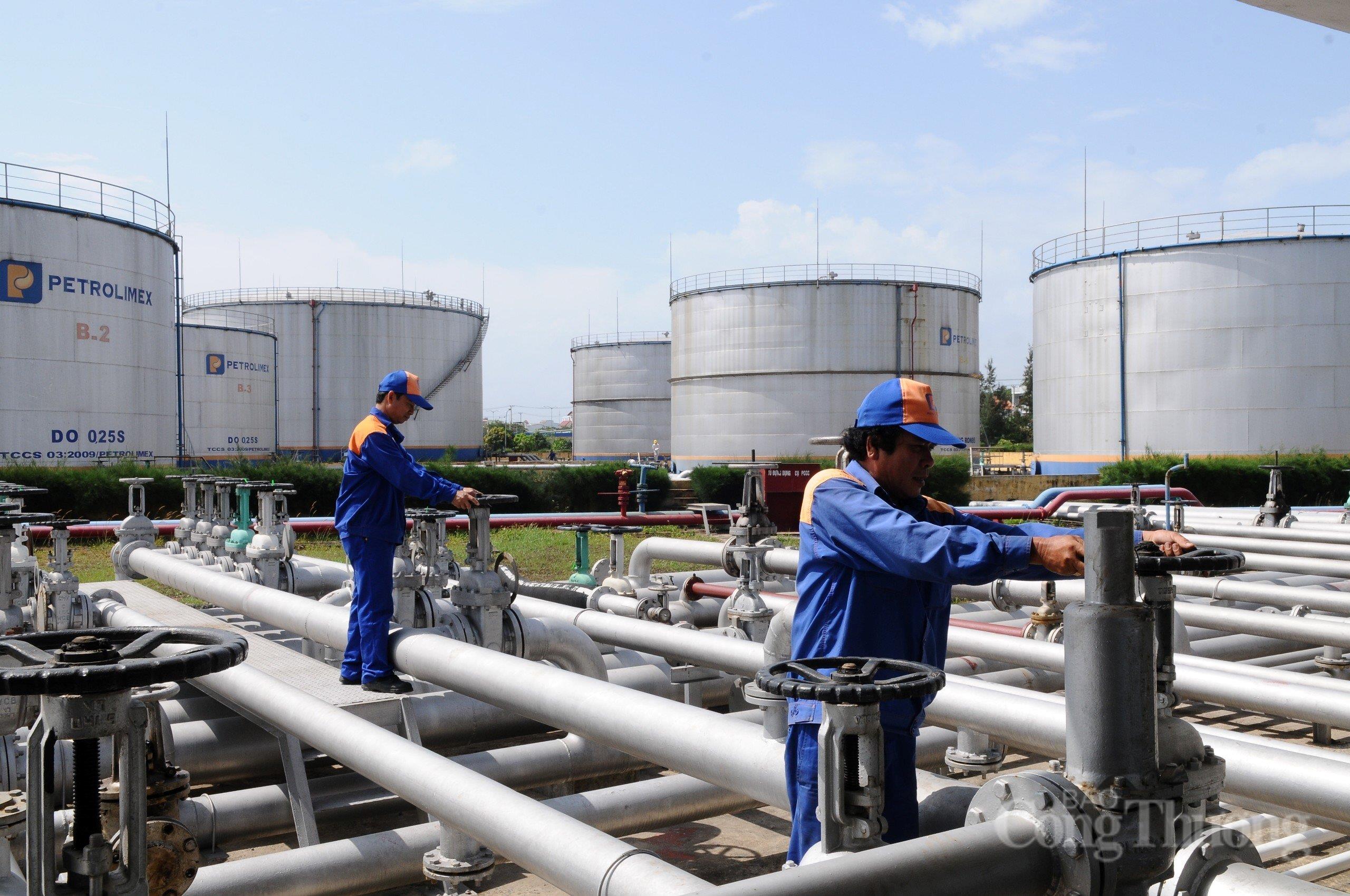 Kho dự trữ xăng dầu của Petrolimex. Ảnh: Cấn Dũng