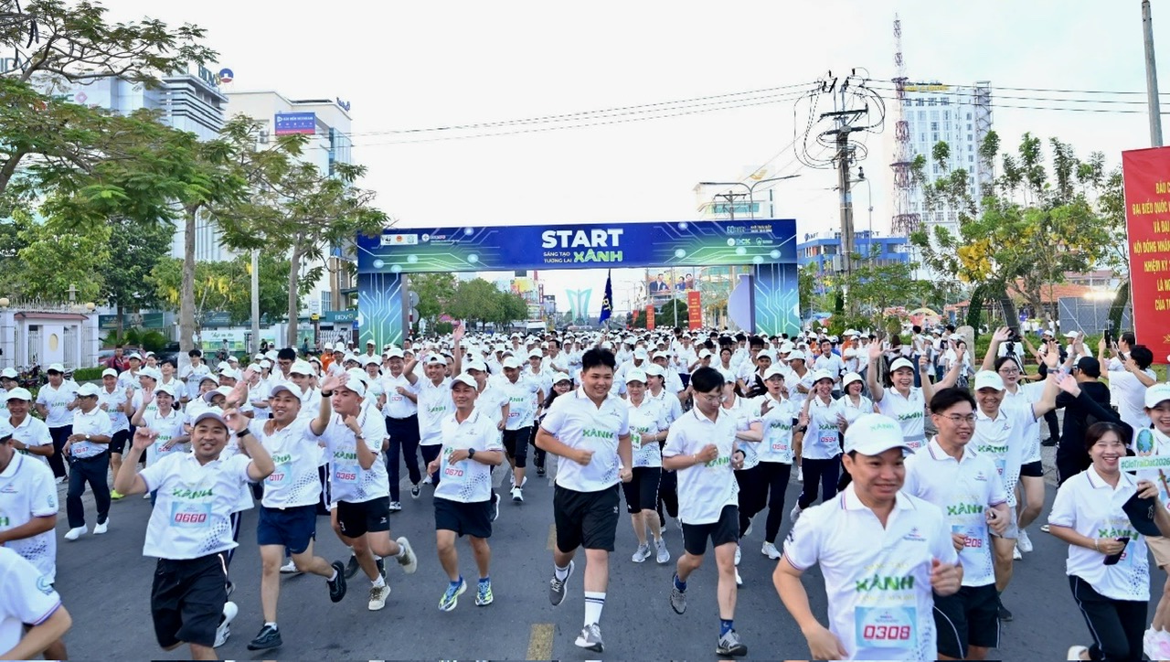 Hơn 800 vận động viên sôi nổi chạy hưởng ứng Giờ Trái đất 2026