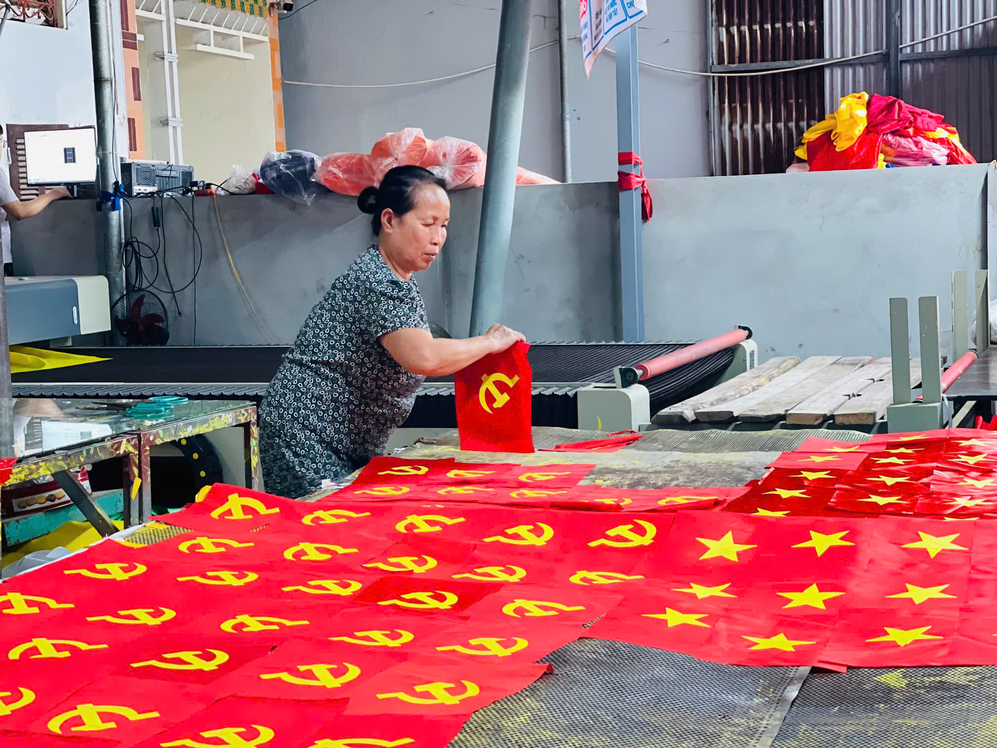 Sắc đỏ phủ kín làng nghề may cờ truyền thống Từ Vân