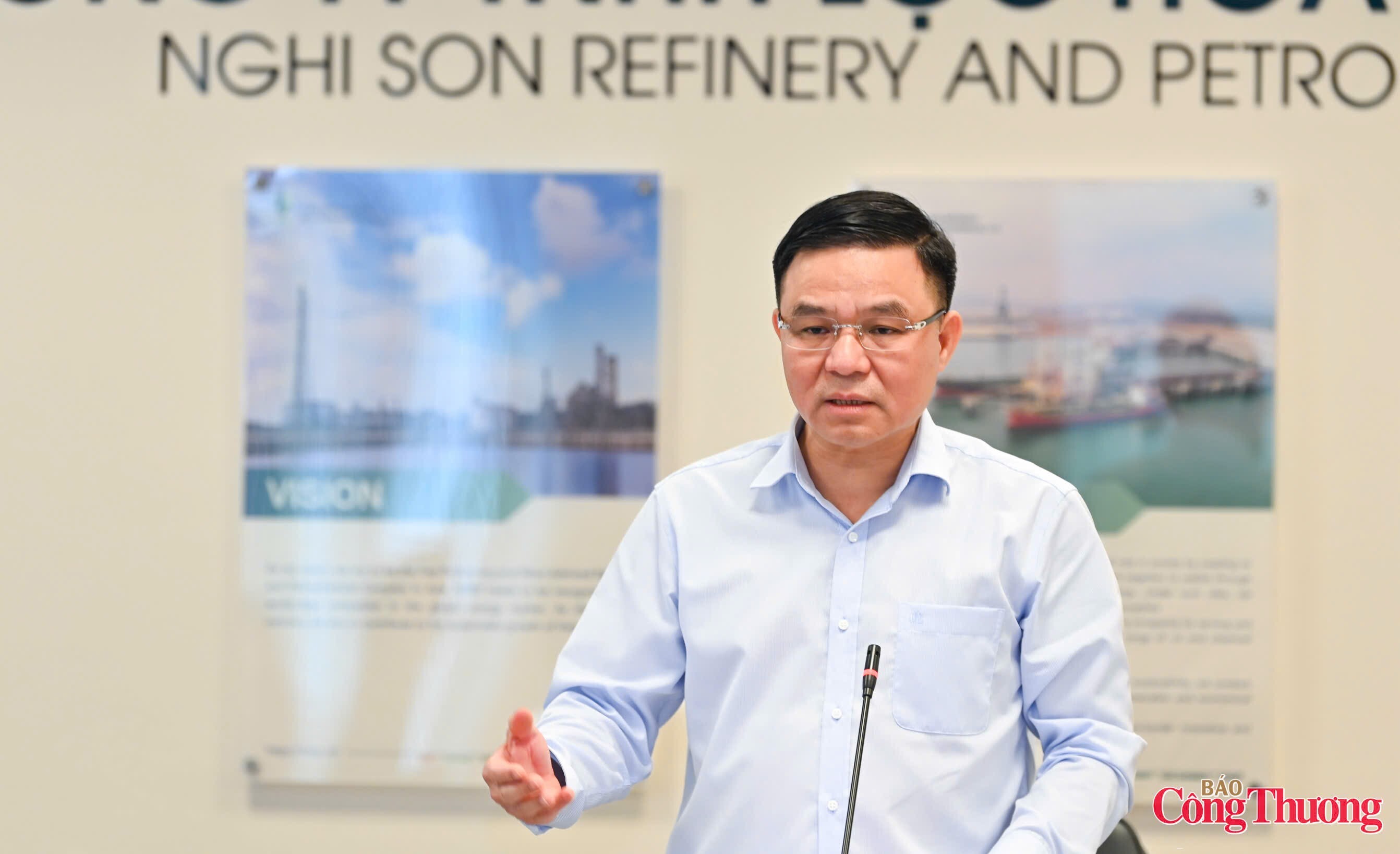 Quyền Bộ trưởng Lê Mạnh Hùng ghi nhận và đánh giá cao nỗ lực của Tập đoàn PetroVietnam và NSRP trong bối cảnh khó khăn nhưng vẫn đảm bảo nguồn cung xăng dầu. Ảnh: Nam Nguyễn