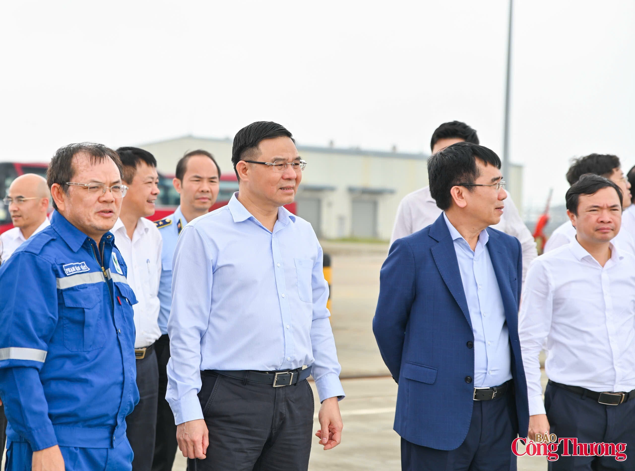 Quyền Bộ trưởng Lê Mạnh Hùng cùng đoàn công tác làm việc về đảm bảo an ninh năng lượng. Ảnh: Nam Nguyễn